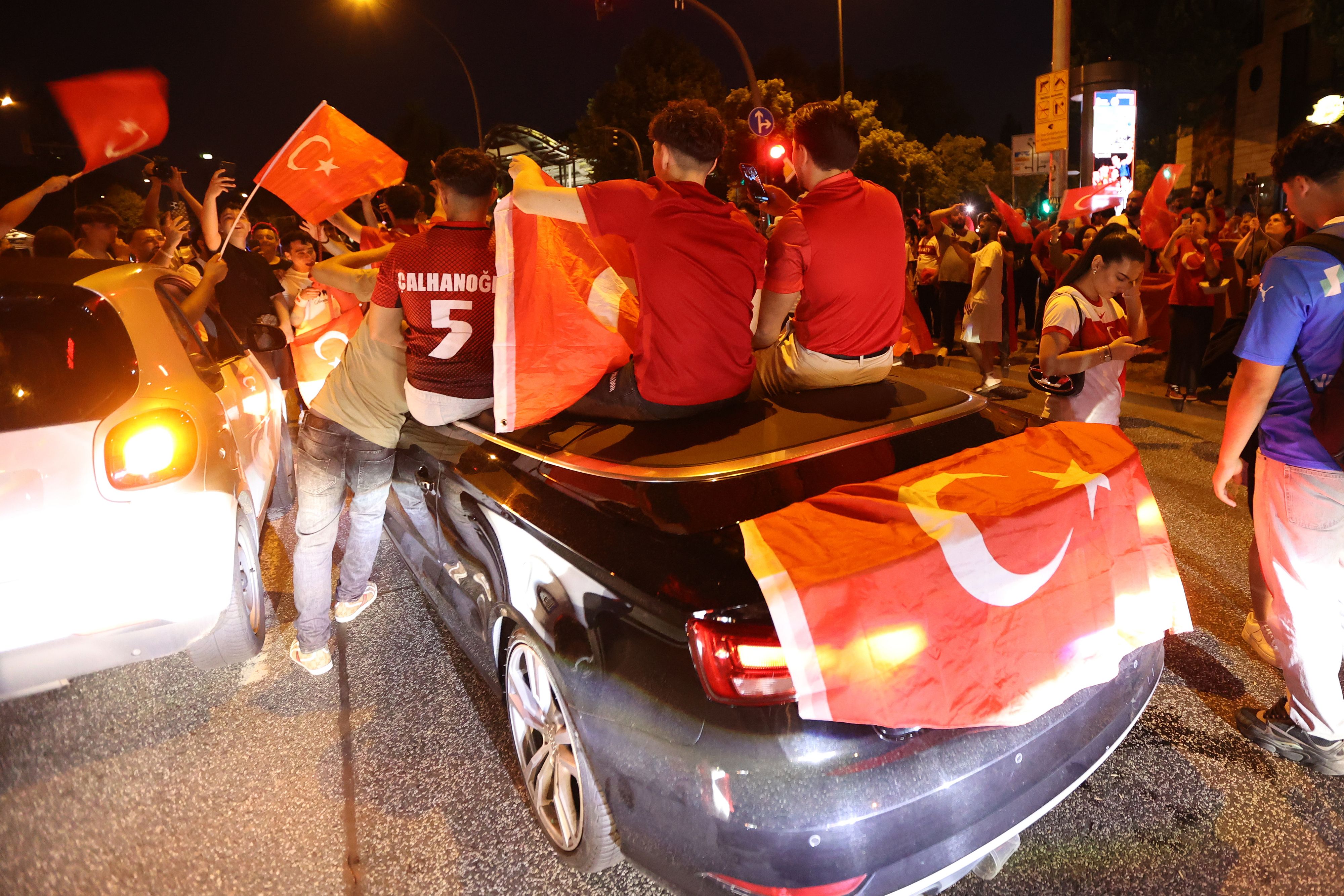 So wie hier in Hamburg feierten auch in Österreich in den großen Städten türkische Fans den Sieg ihrer Mannschaft gegen Tschechien. In Traun bei Linz drohte ein 64-Jähriger daraufhin.