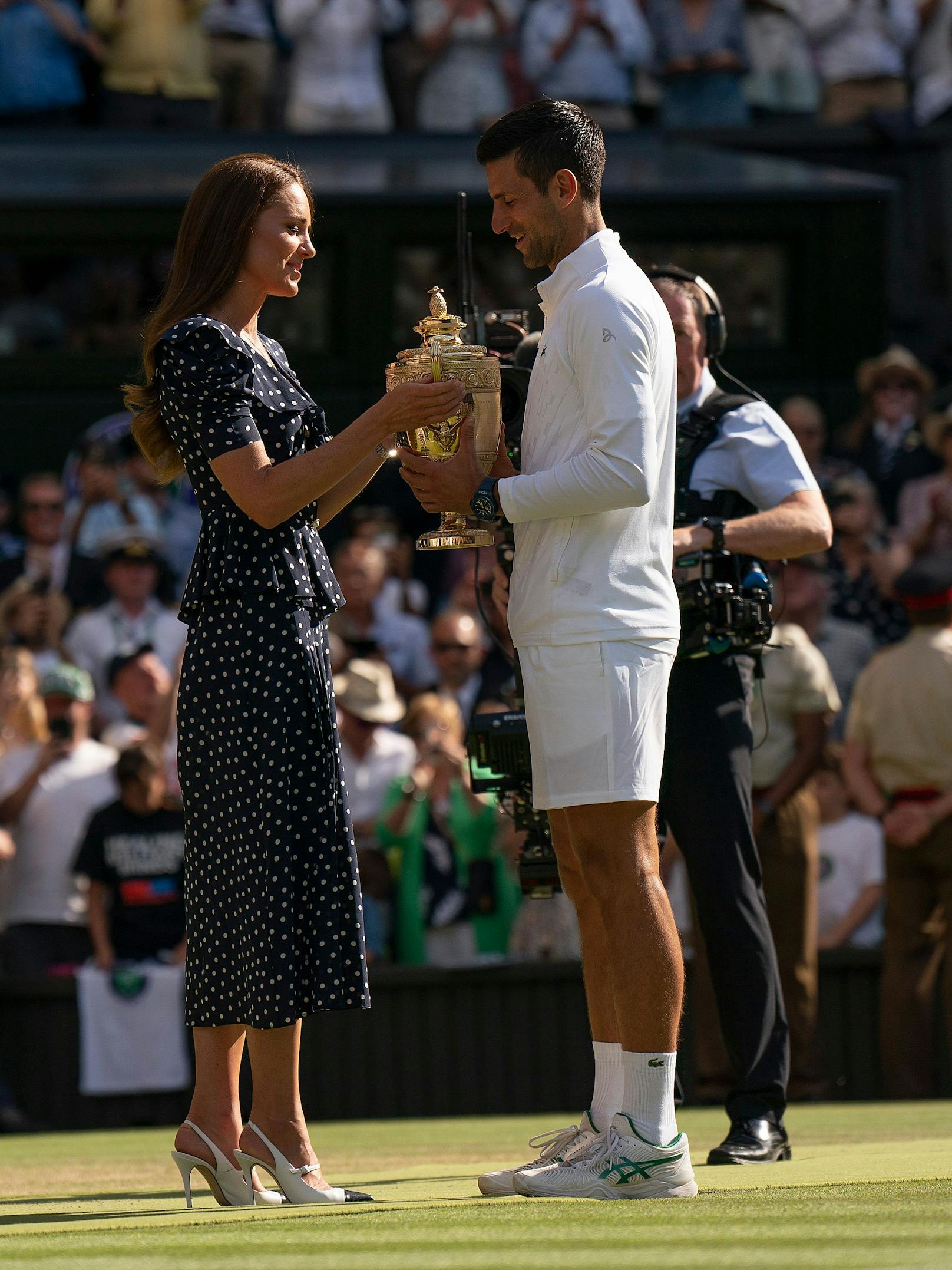 Prinzessin Kate überreicht 2022 Novak Djokovic (SRB) die Trophäe nach seinem Sieg im Herrenfinale an Tag 14 im All England Lawn Tennis and Croquet Club.