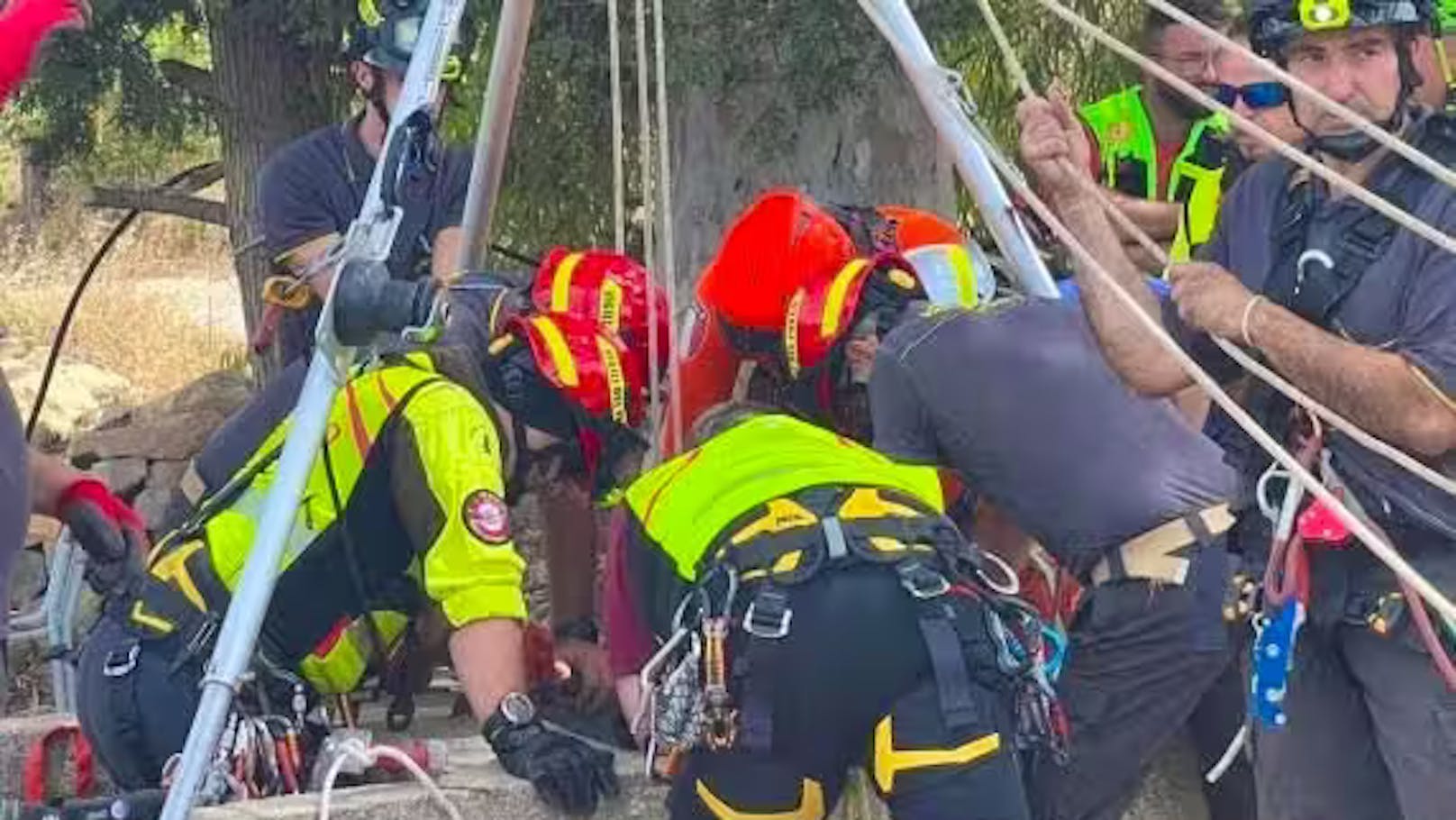 Eine Erzieherin ließ sich mit einem Seil in den Brunnen hinab. Unglücklicherweise blieb die 54-Jährige selbst stecken. Die alarmierten Rettungskräfte konnten die Frau befreien, doch für das Kind kam jede Hilfe zu spät.