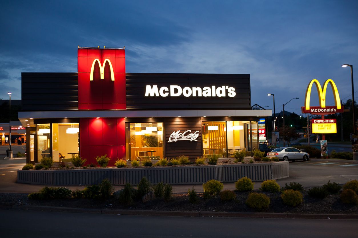 An hundert McDonald's-Standorten in den USA wurde im Drive-Through die Bestellung über Künstliche Intelligenz getestet.