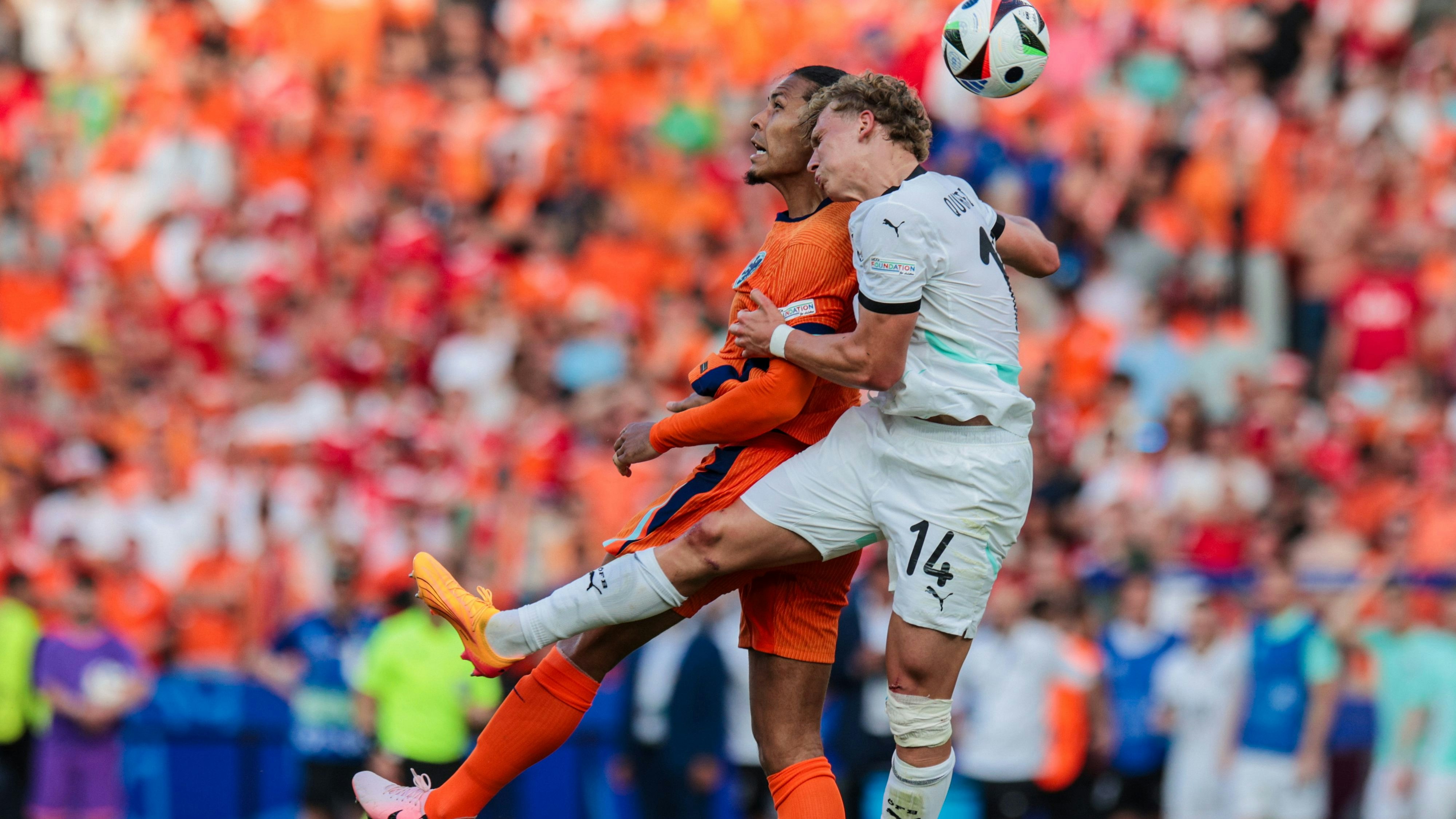 Leopold Querfeld bei seinem ersten Einsatz bei der EURO 2024 gegen die Niederlande im Infight mit Hollands Virgil Van Dyk: Der Auftritt des Youngsters verspricht Großes für die Zukunft