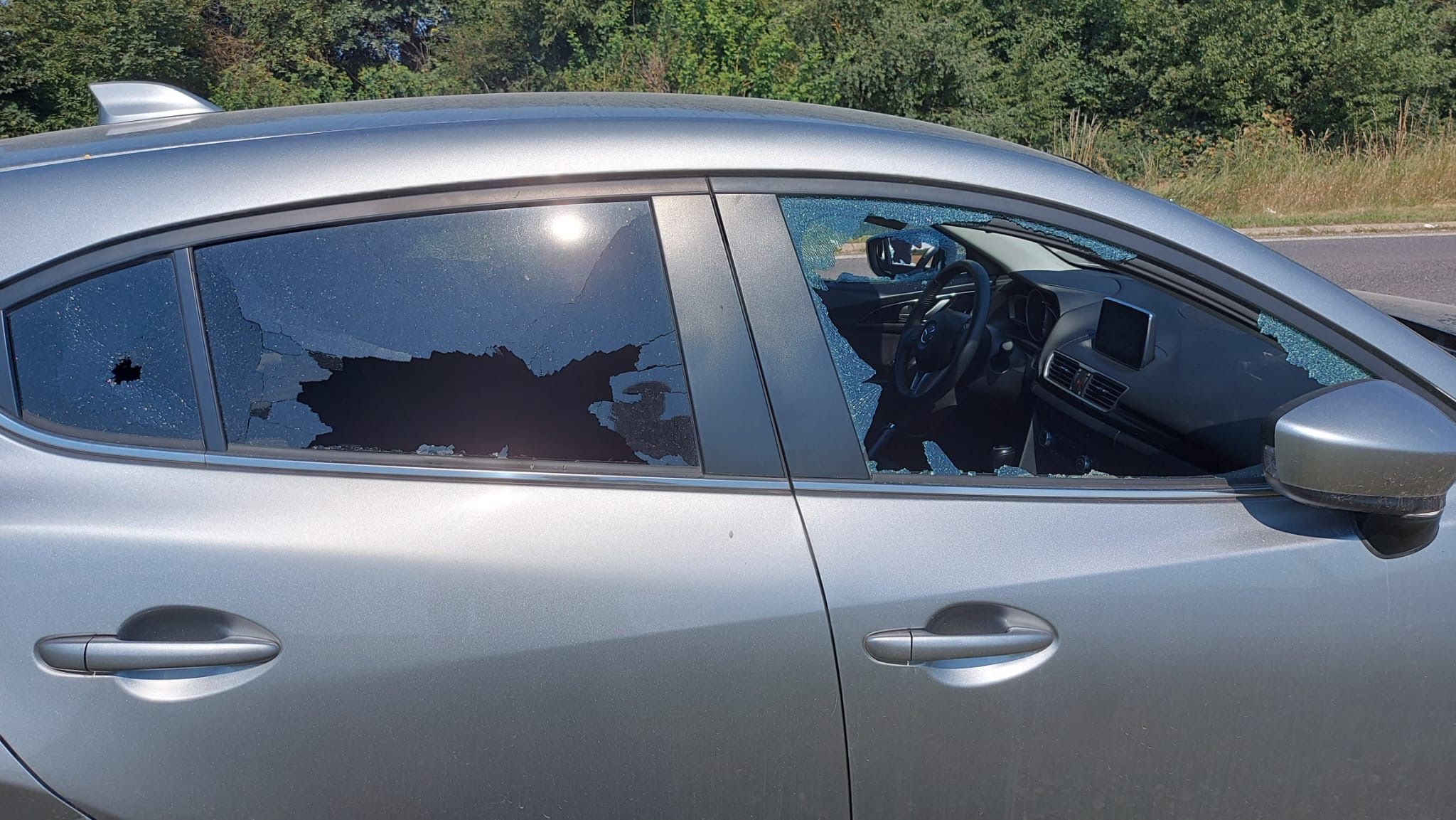 Die Scheiben der Fahrzeuge wurden von unbekannten Tätern eingeschlagen.