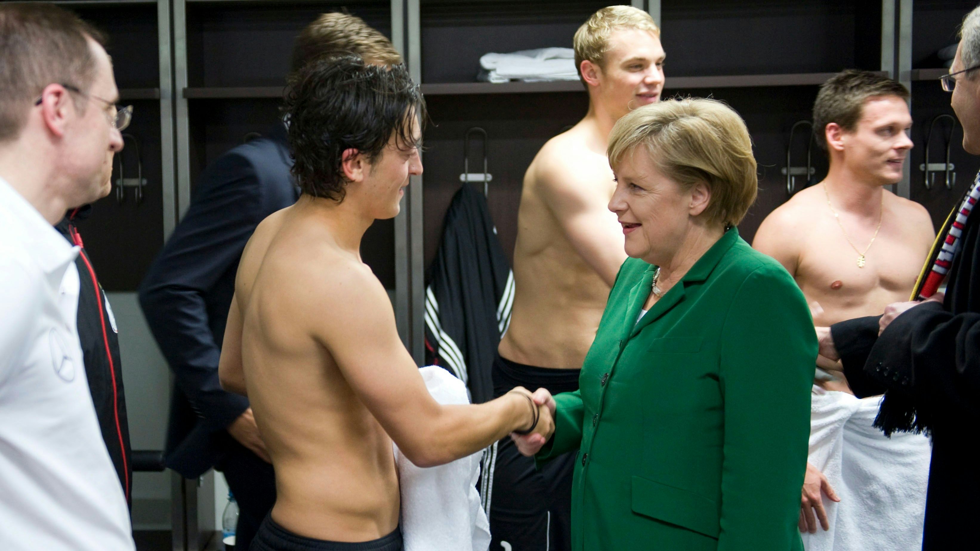 Kabinenpredigt von Mutti: Angela Merkel 2010 im Umkleideraum mit Nationalspieler Mesut Özil 