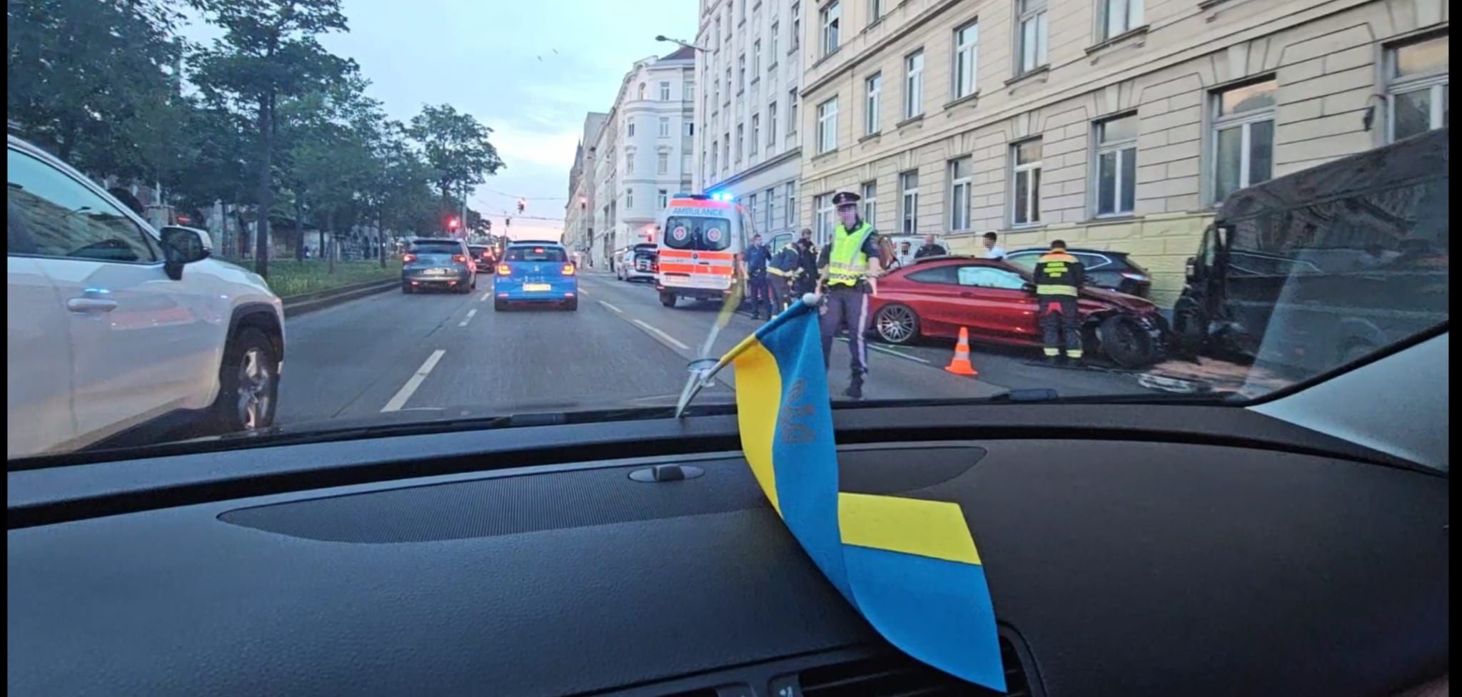 Crash am Wiener Gürtel: Der Mercedes brach aus und krachte in zwei Pkw.