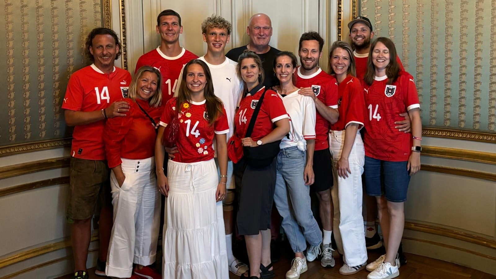 Nach dem Holland-Spiel bei der EURO 2024: Leo Querfeld (weißes Shirt) mit Papa Berndt (rechts hinter ihm), Bruder Rudolph (links hinter ihm) und Freundin Hannah (vor ihm mit Blumen am Trikot) mit ihren Eltern (ganz links) sowie Teile von Leopold Querfelds Berliner Verwandtschaft