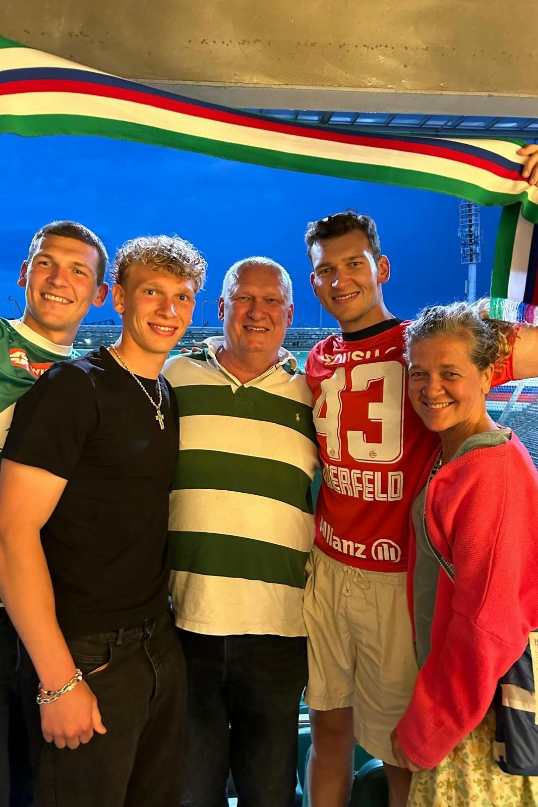 Familie Querfeld: Rudolph, Leopold, Berndt, Ferdinand und Irmgard bei einem Rapid-Match im Allianz-Stadion in Wien Hütteldorf