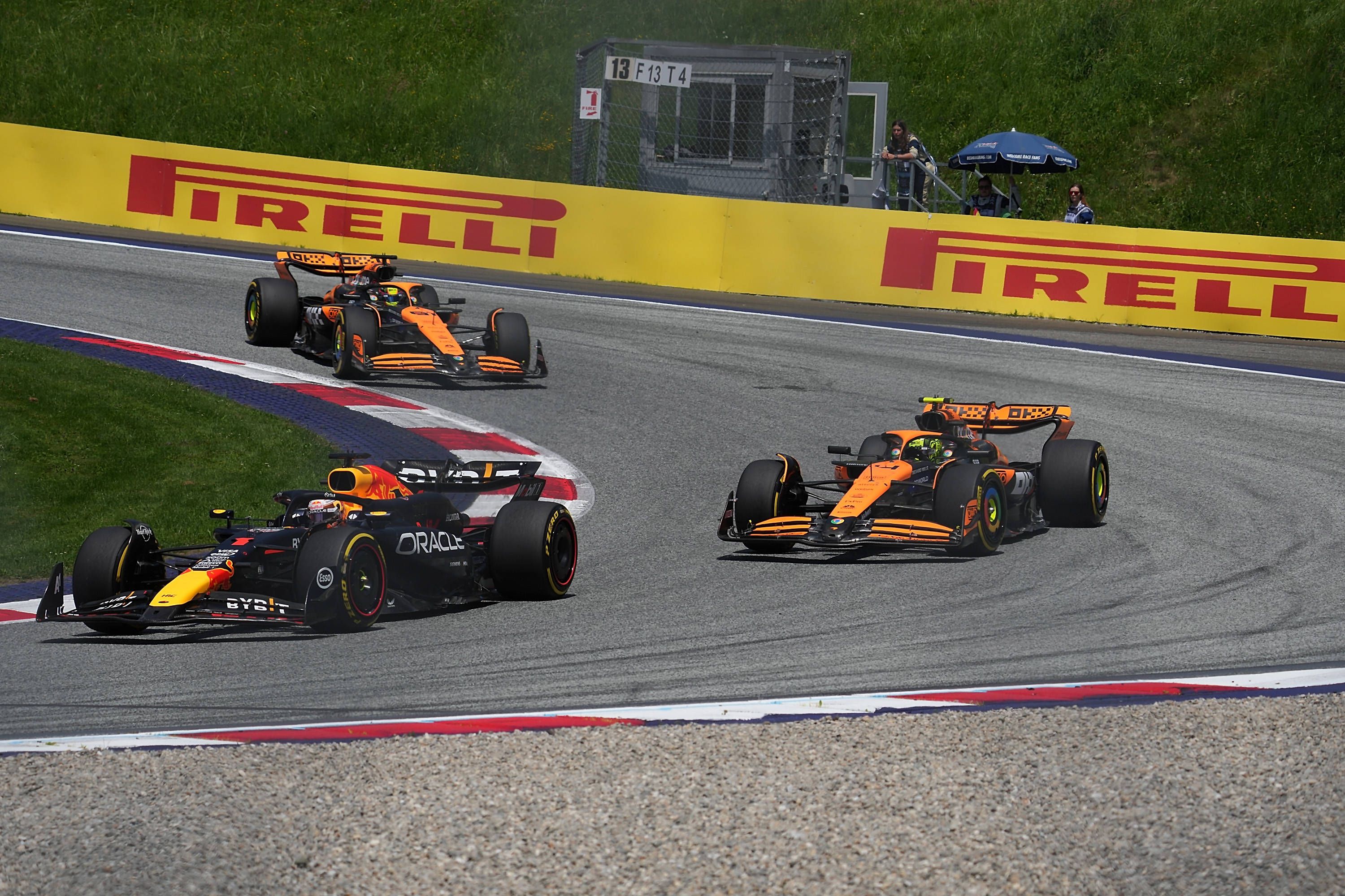 Red-Bull-Star Max Verstappen gewinnt den Sprint in Spielberg vor Oscar Piastri, Lando Norris ärgerte sich. 