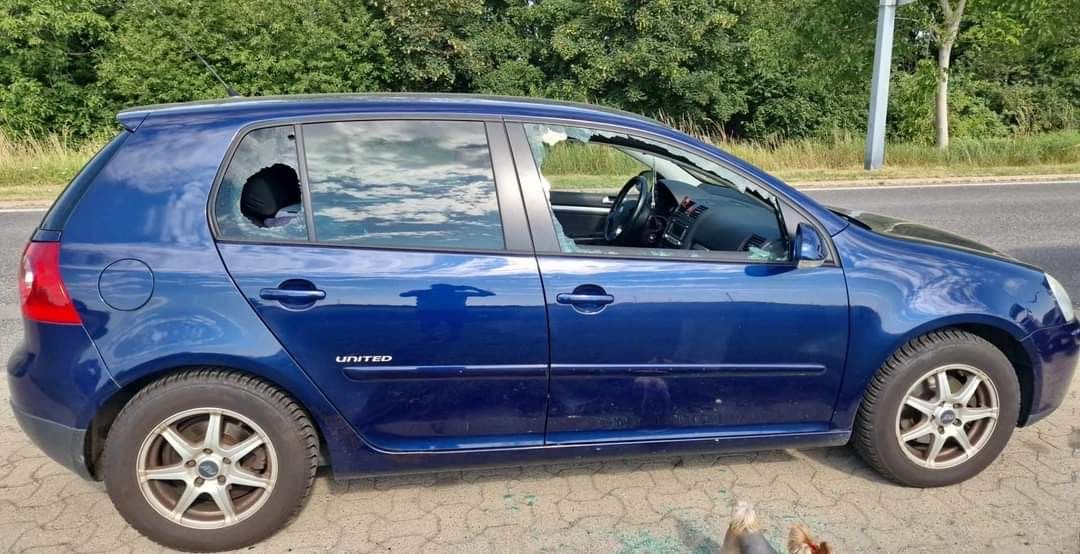 Die Scheiben der Fahrzeuge wurden von unbekannten Tätern eingeschlagen.