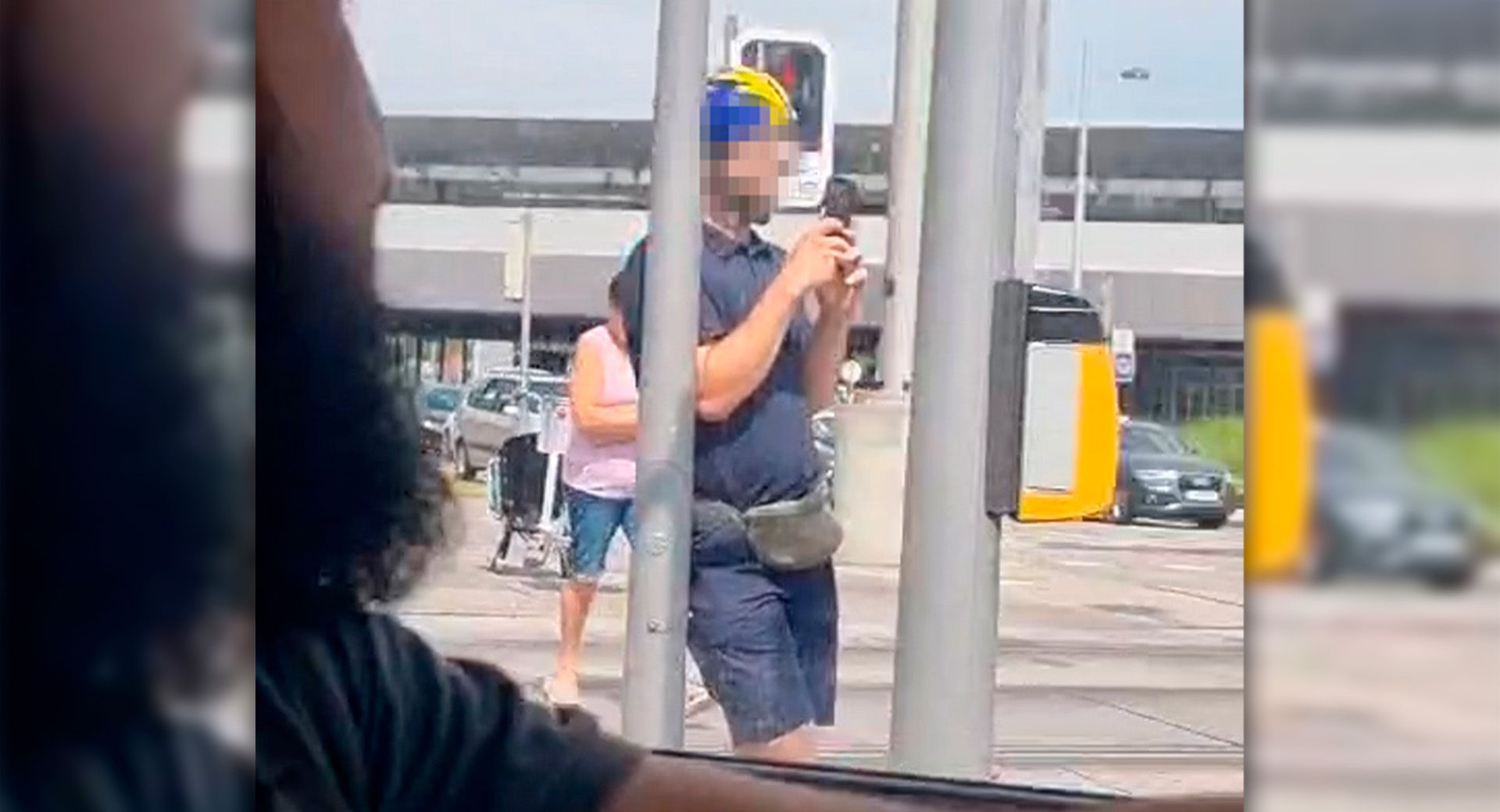 Dieser Mann mit einem Fahrradhelm soll Autofahrer im Visier haben. 