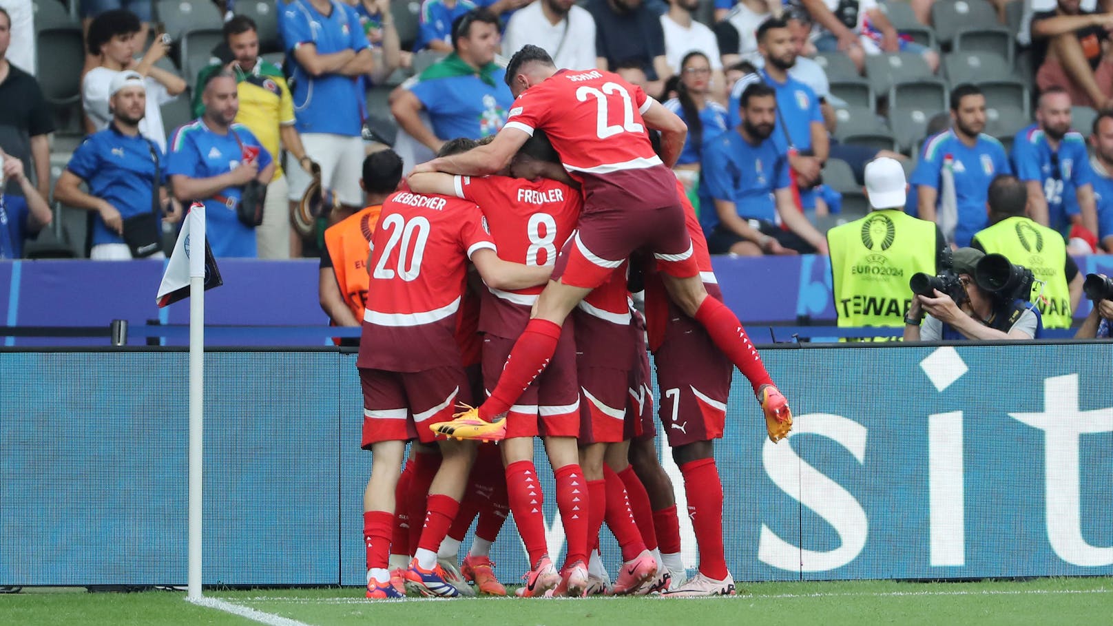 Titelverteidiger raus! Schweiz demütigt Italien mit 2:0