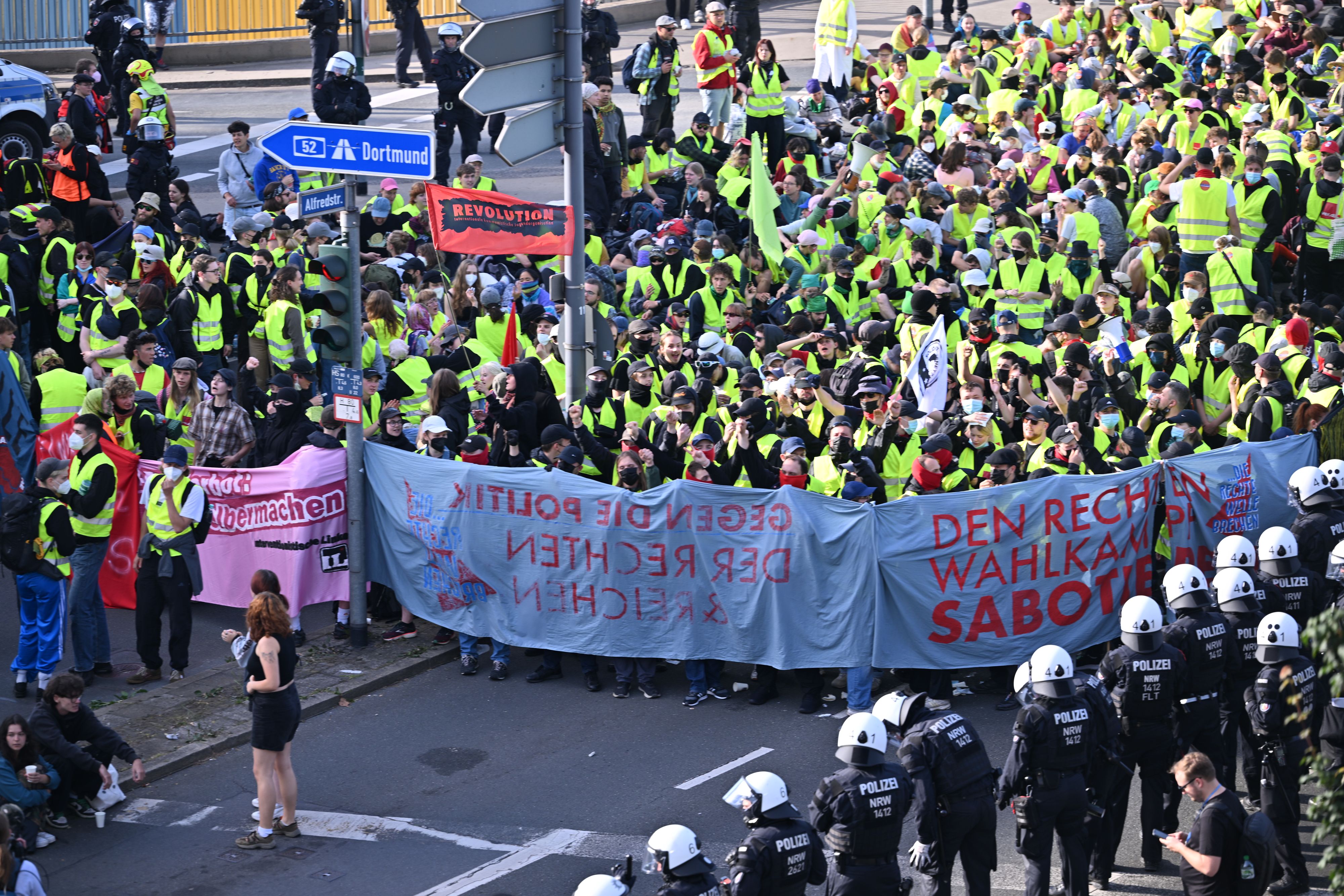 Tausende gehen gegen die AfD auf die Straßen.