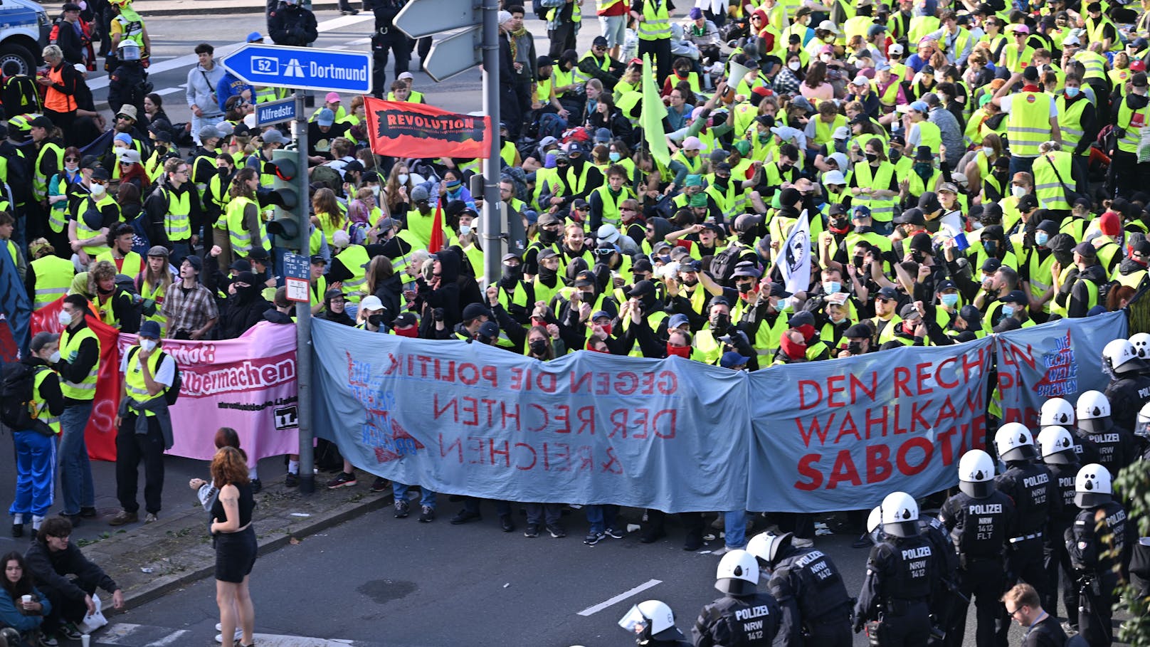 Zehntausende demonstrieren gegen AfD-Parteitag