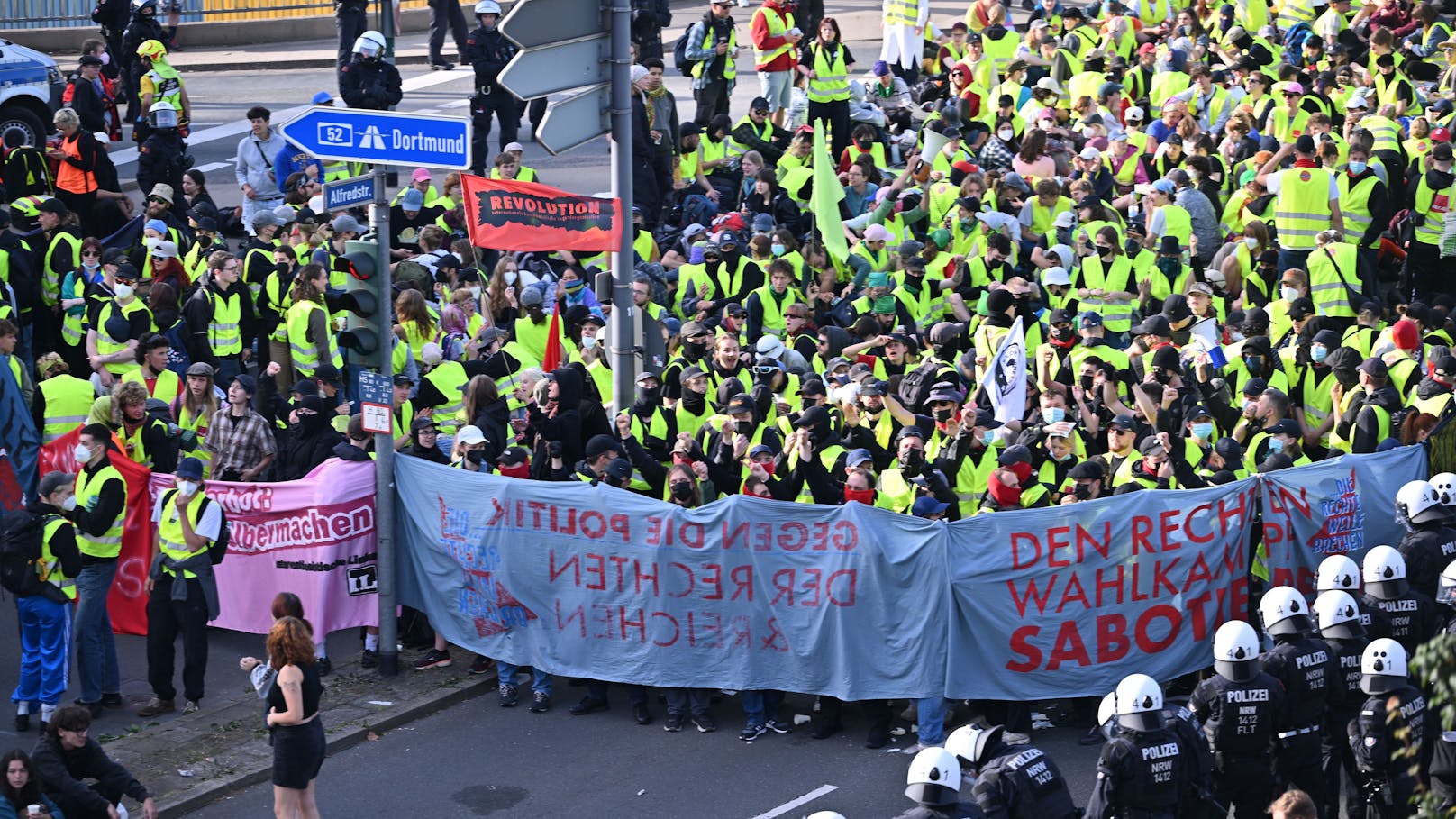 Am Samstagmorgen kam es im deutschen Essen zu einer großen Demonstration gegn den Parteitag der "Alternative für Deutschland" (AfD).