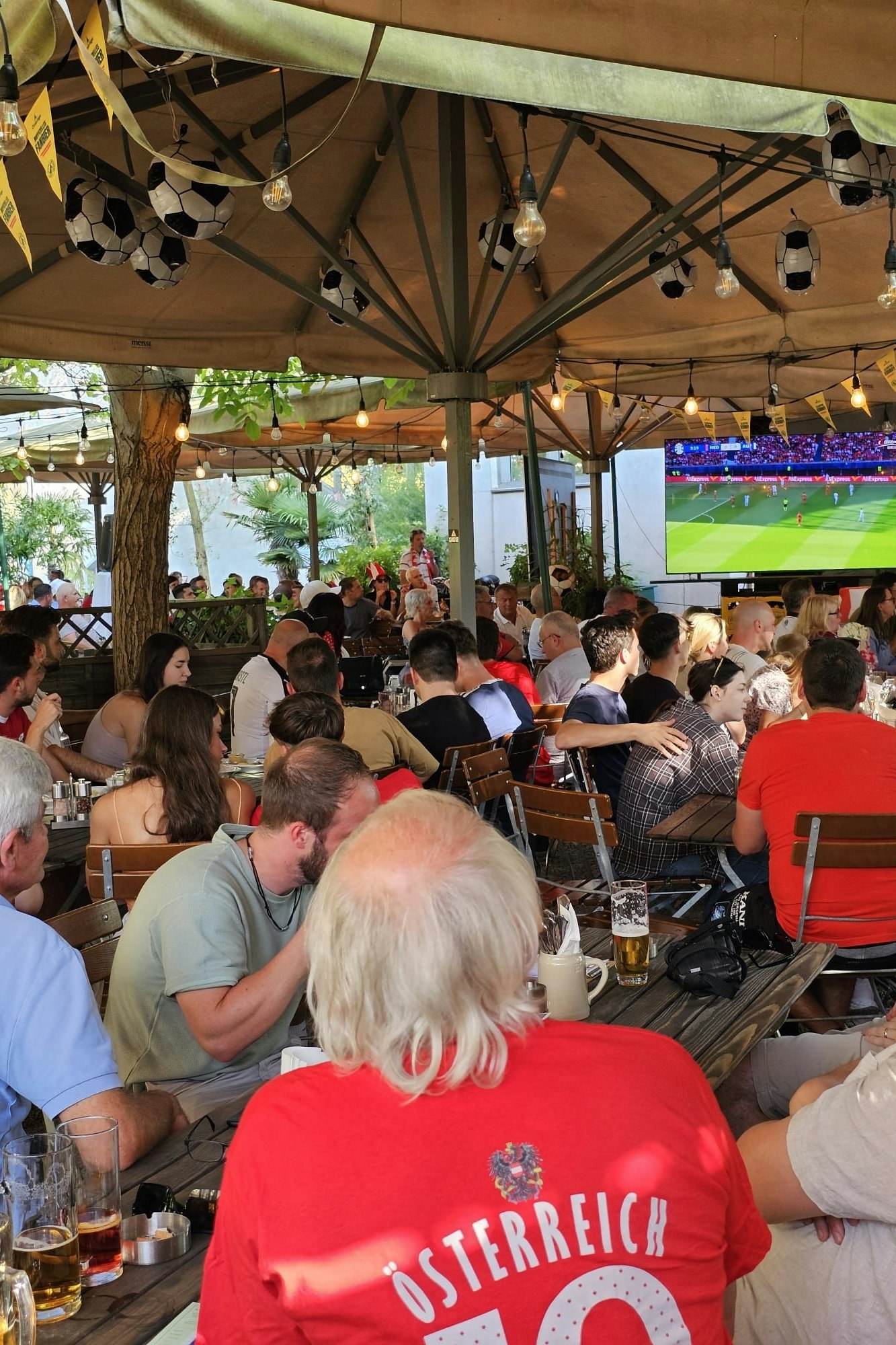 Public Viewing aller EURO-Matches im Traditionsgasthaus "Napoleon" in Kagran: "Das Achtelfinalspiel Österreichs gegen die Türkei am Dienstag war über Nacht restlos ausverkauft