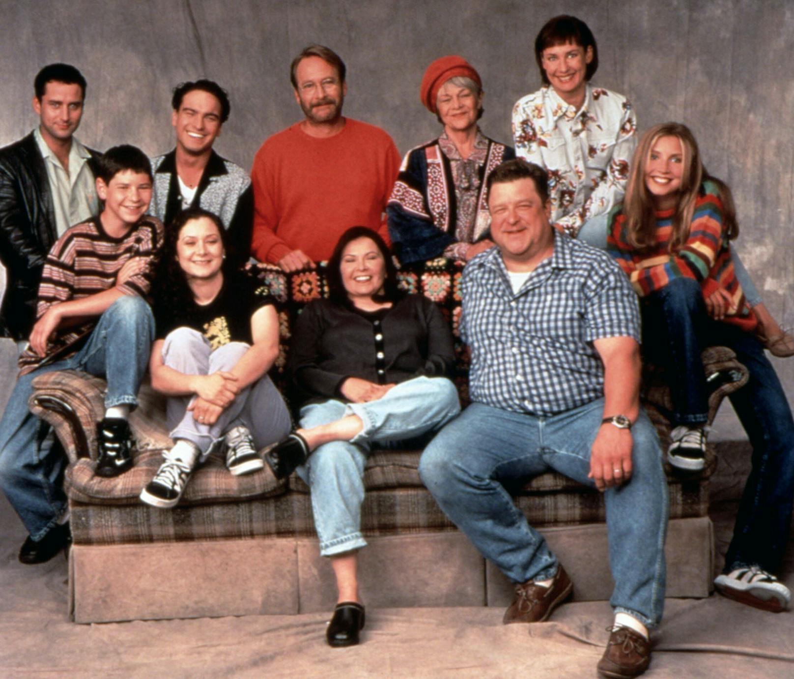 In der TV-Serie "Roseanne" (1988 bis 1997) an der Seite von Glenn Quinn, Johnny Galecki, Estelle Parsons, Laurie Metcalf, (sitzend:) Michael Fishman, Sara Gilbert, Roseanne Barr, John Goodman, Sarah Chalke