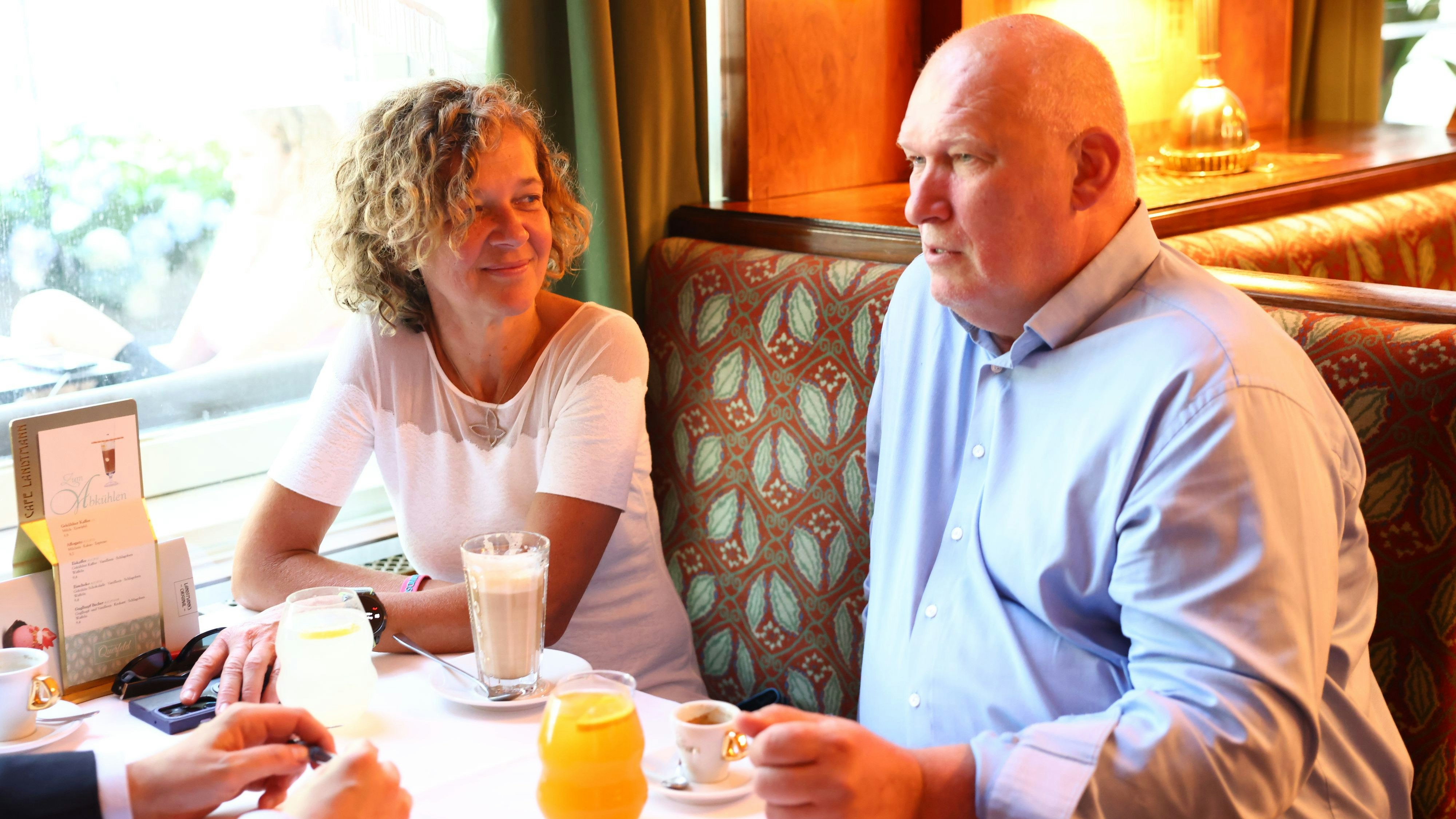 Irmgard und Berndt Querfeld beim <em>Newsflix</em>-Interview im "Café Landtmann": EURO-Odyssee ins Berliner Olympiastadion