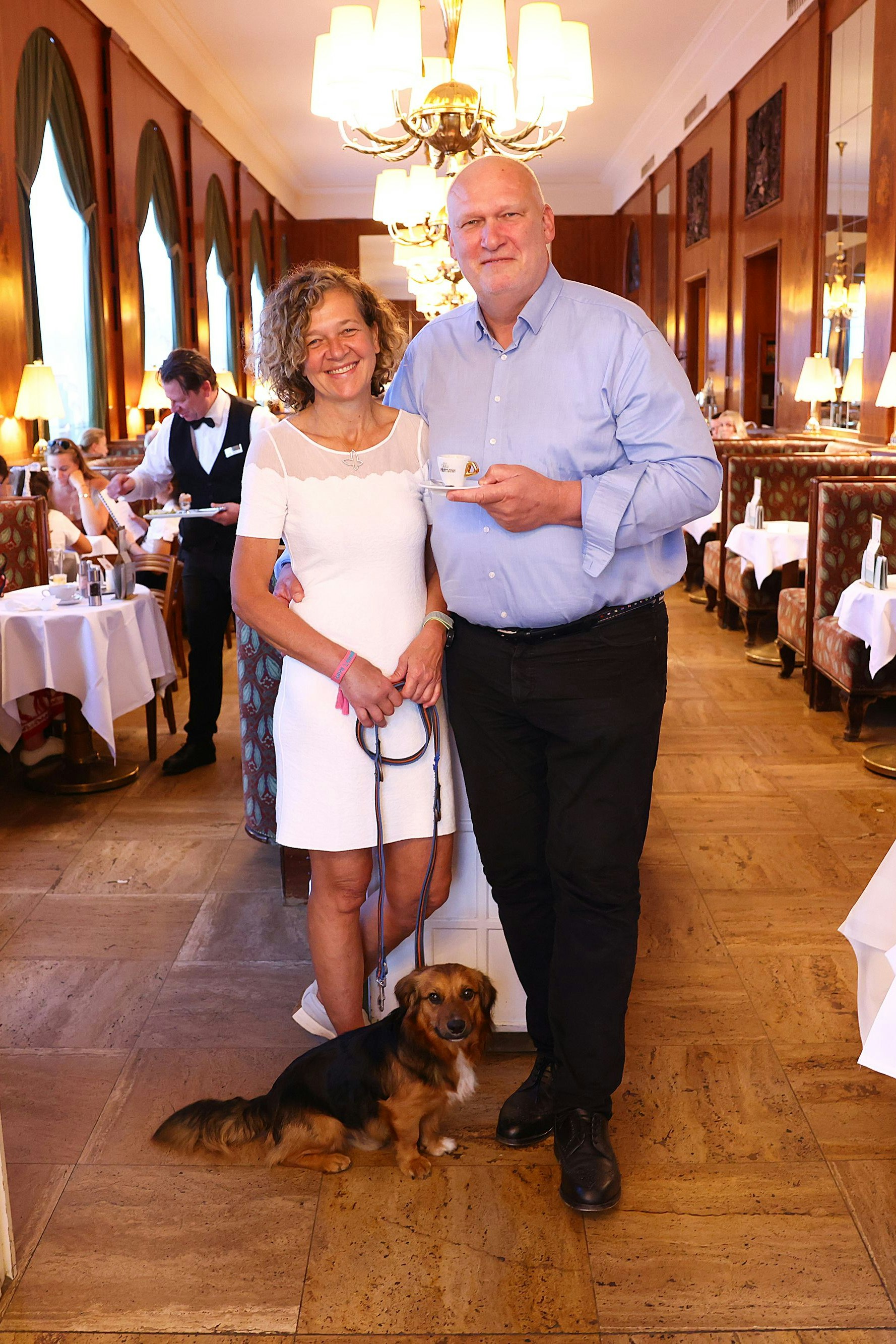 Irmgard und Berndt Querfeld mit Findelhund Mozart: "Er ist ins 'Café Mozart gelaufen und hat sich da unter den Bänken hingelegt, also haben wir ihn adoptiert. Das "Mozart" gehört ebenso wie das "Landtmann" und das "Museum" zum Kaffeehaus-Imperium der Querfelds