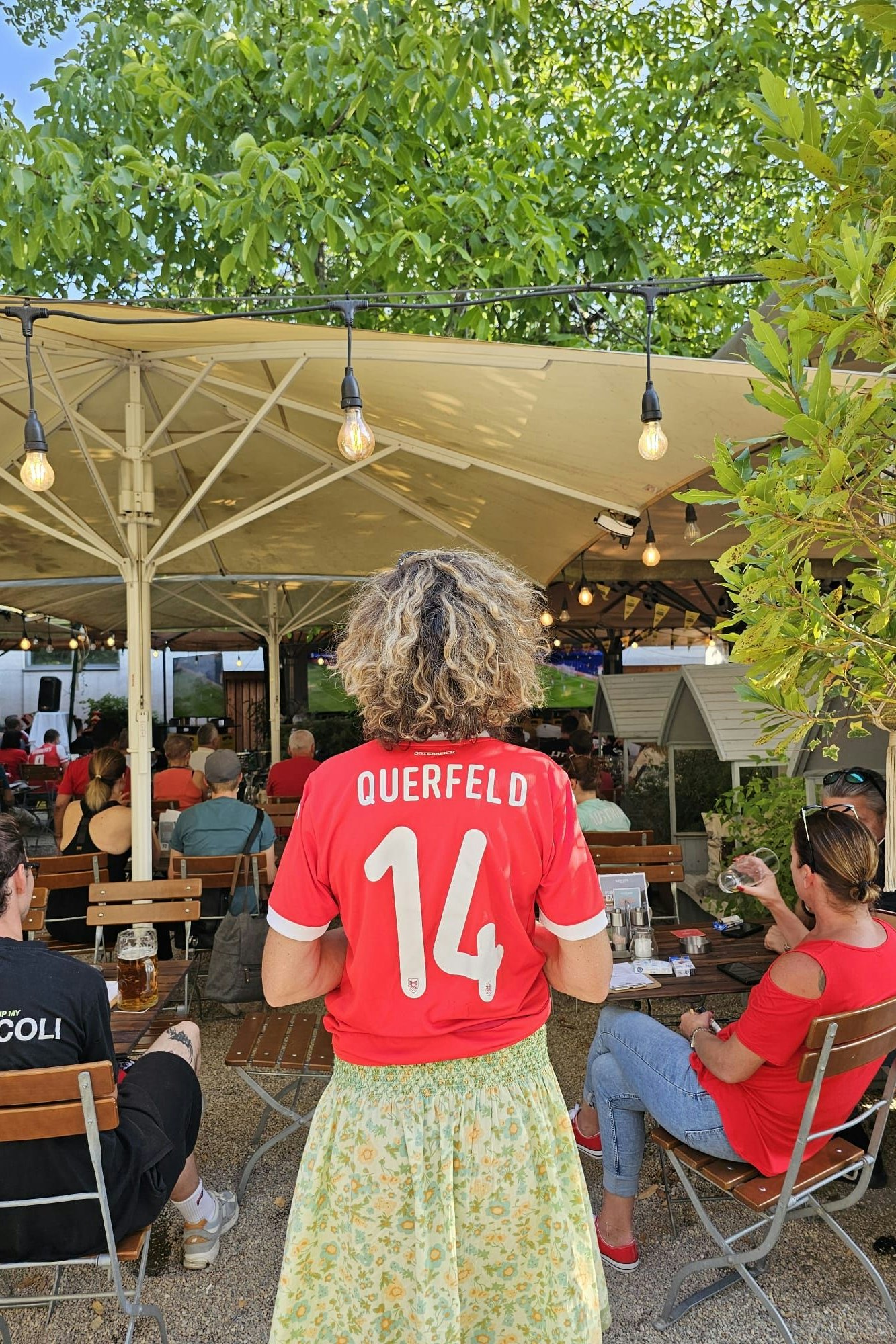 Irmgard Querfeld mit dem Original-Trikot mit Leos Rückennummer im preisgekrönten Gastgarten des Gasthauses "Napoleon" in Wien Kagran