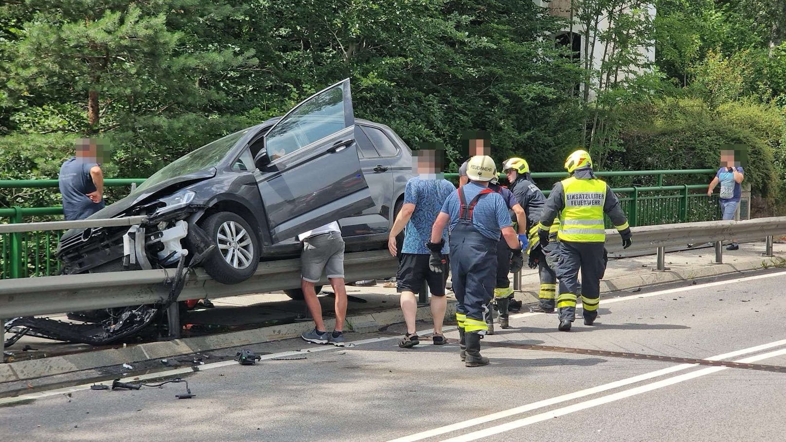 Kind an Bord! Leitschiene bohrte sich durch Pkw