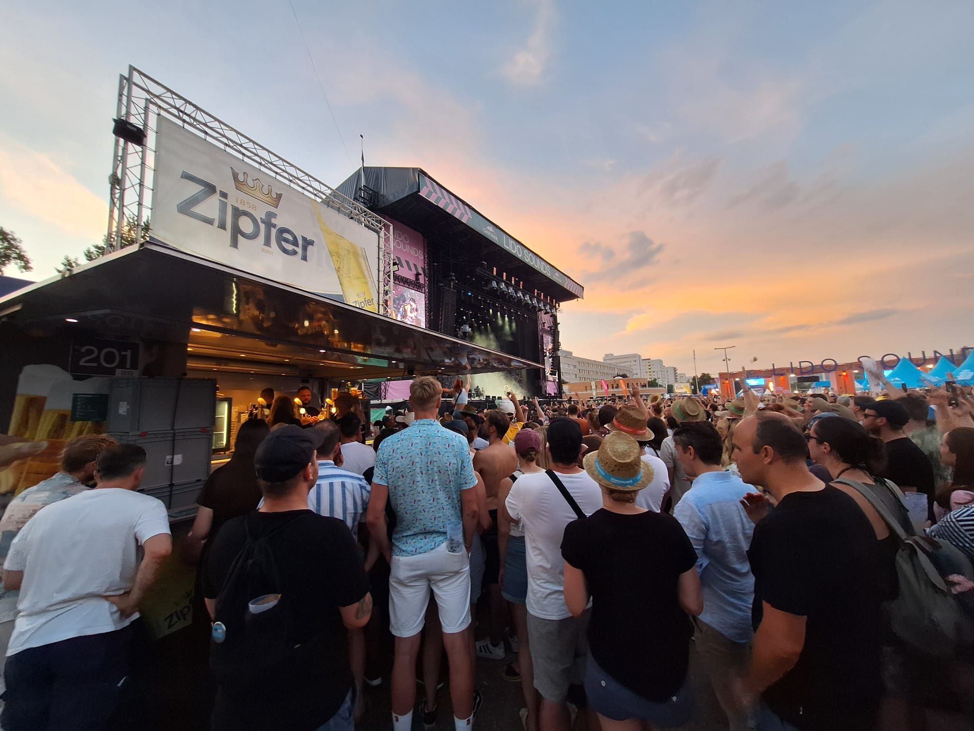 Riesiger Ansturm beim Auftritt von Deichkind am Lido Sounds in Linz im Vorjahr. Die AK warnt vor Beginn der heurigen Festival-Saison vor gefälschten Tickets im Netz.