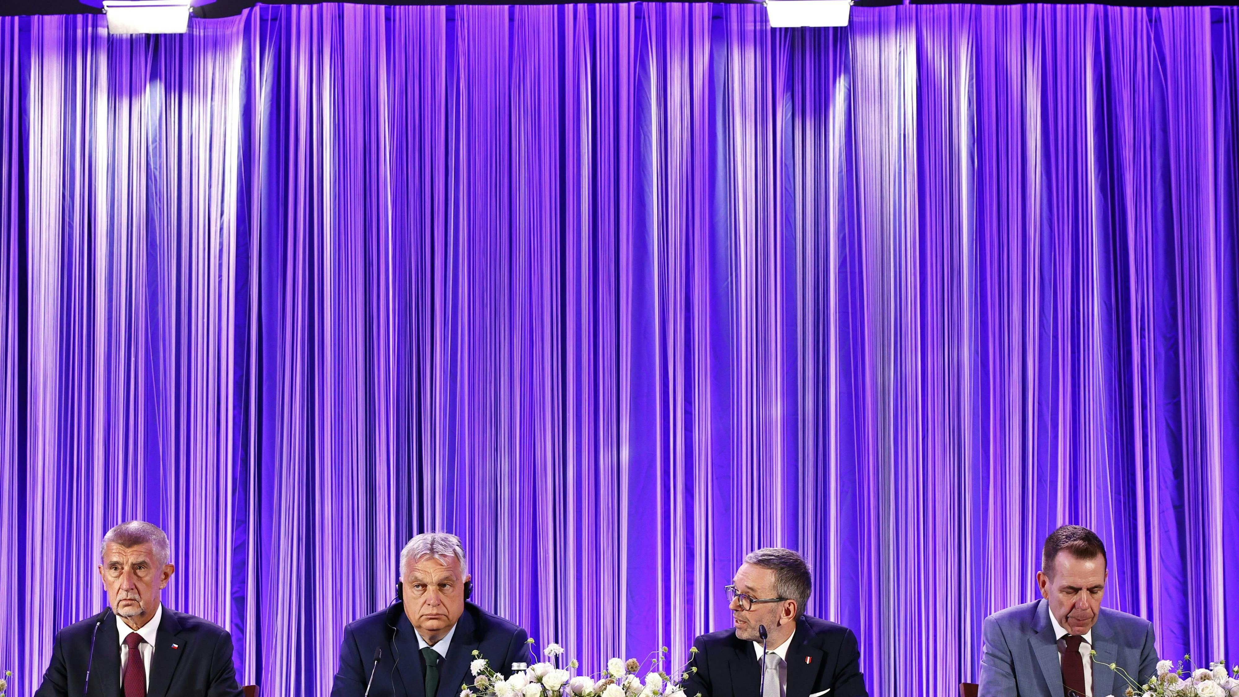 ANO-Vorsitzender Andrej Babis, der ungarische Ministerpräsident Viktor Orbán, FPÖ-Chef Herbert Kickl und Harald Vilimsky (FPÖ) präsentierten am Sonntag ihr "Patriotisches Manifest".