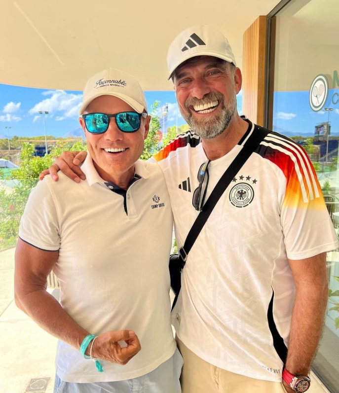 Bohlen und Klopp, Arm in Arm.