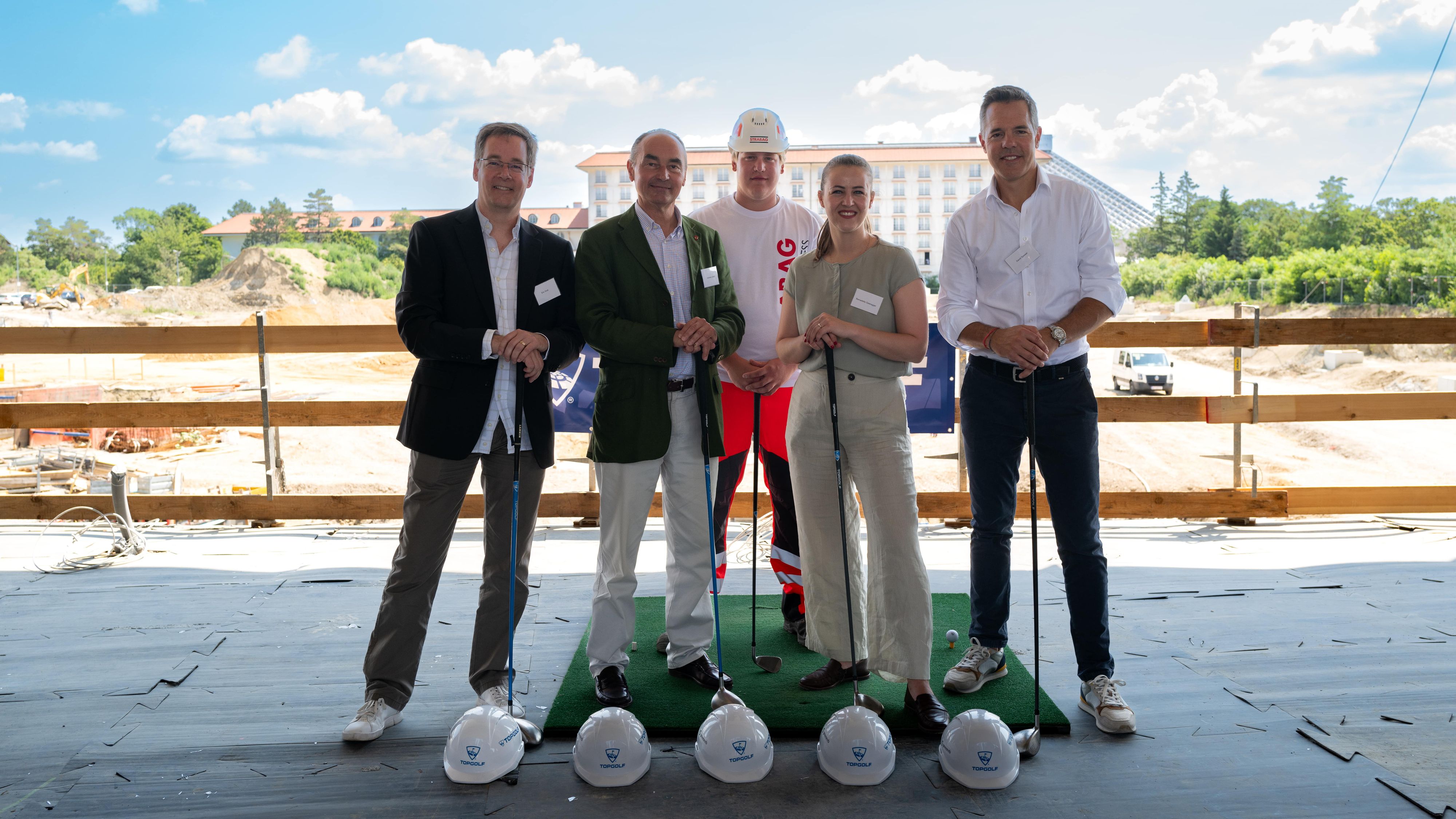 Eric Grob (CFO Greenreb), Dr. Andreas Linhart (Bürgermeister Brunn am Gebirge), Lehrling Elias Huemer, Bundesrätin Bernadette Geieregger und David Speiser (CEO Greenreb) bei der Gleichenfeier