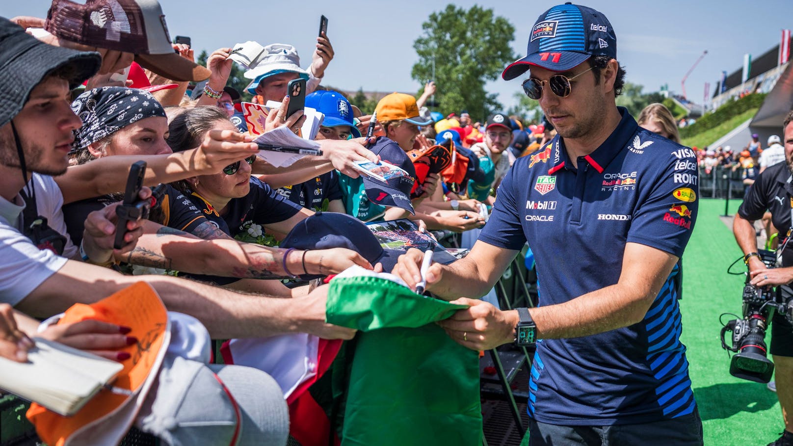 Mit Autogrammen und Erinnerungsfotos der Formel-1-Stars ausgestattet, freut sich das Publikum bestens gelaunt auf den Rennstart der Königsklasse. Bild: Sergio Perez.