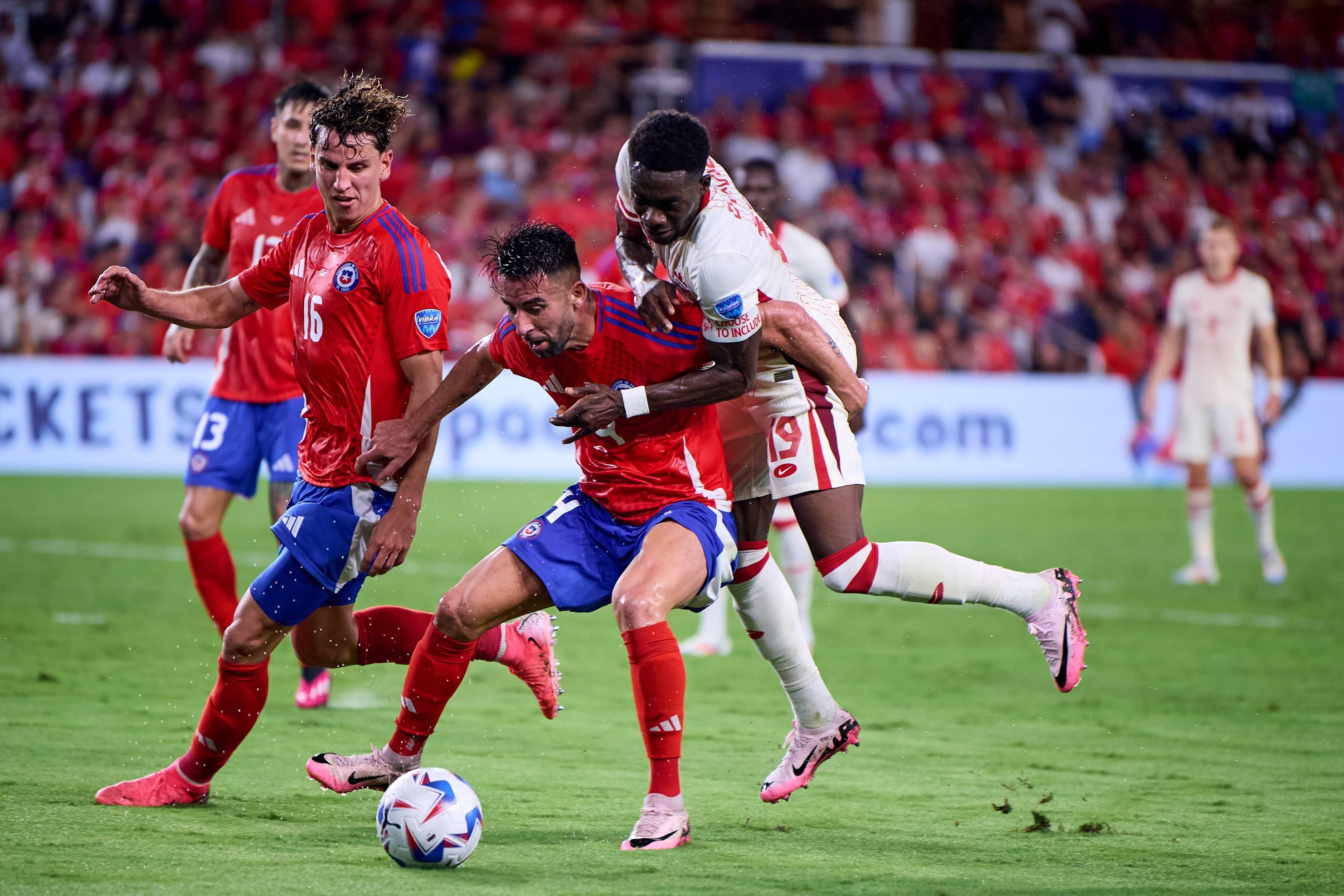 Kanada ringt mit Kapitän Alphonso Davies (r.) Chile ein 0:0 ab.