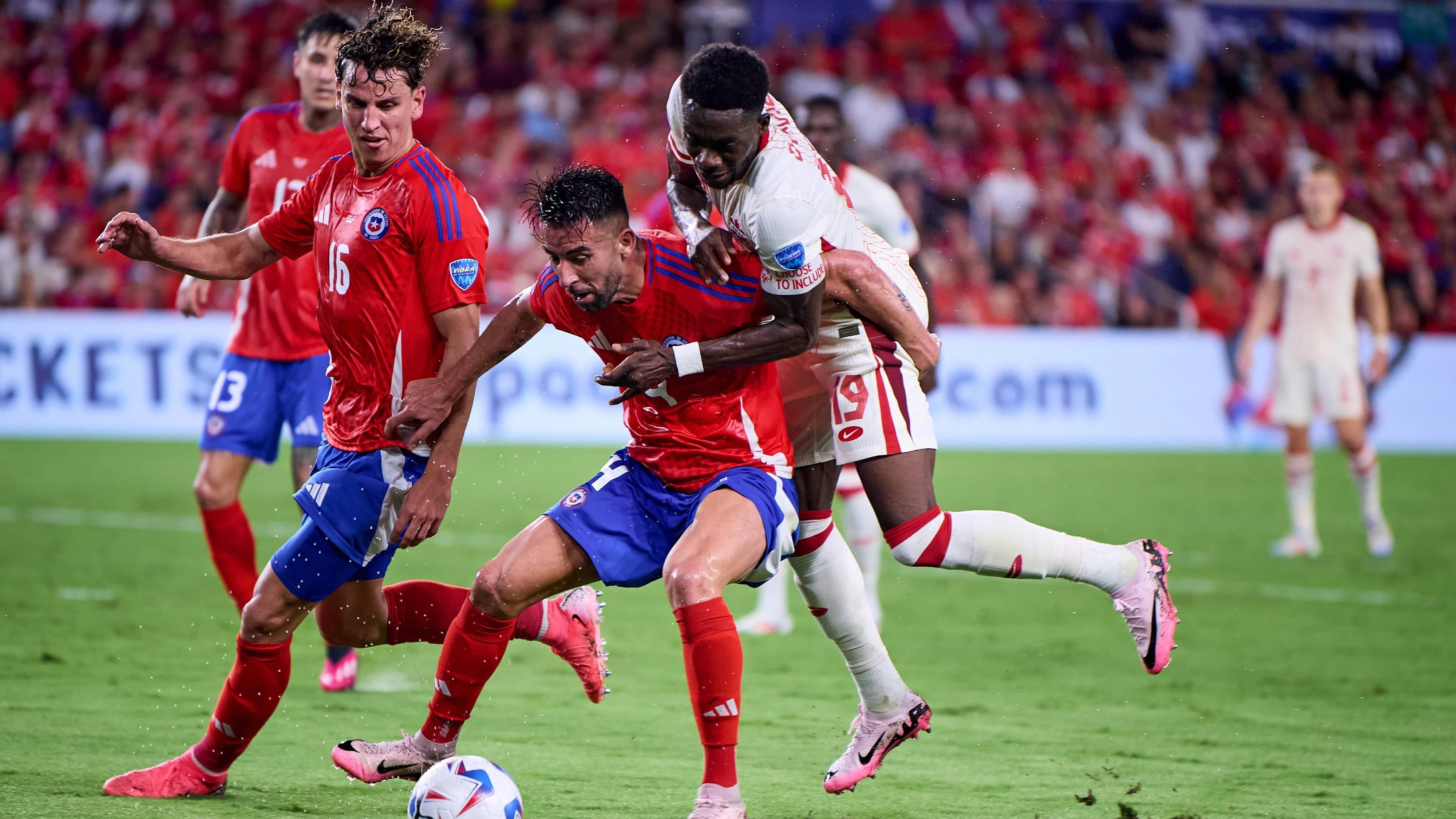 Kanada ringt mit Kapitän Alphonso Davies (r.) Chile ein 0:0 ab.