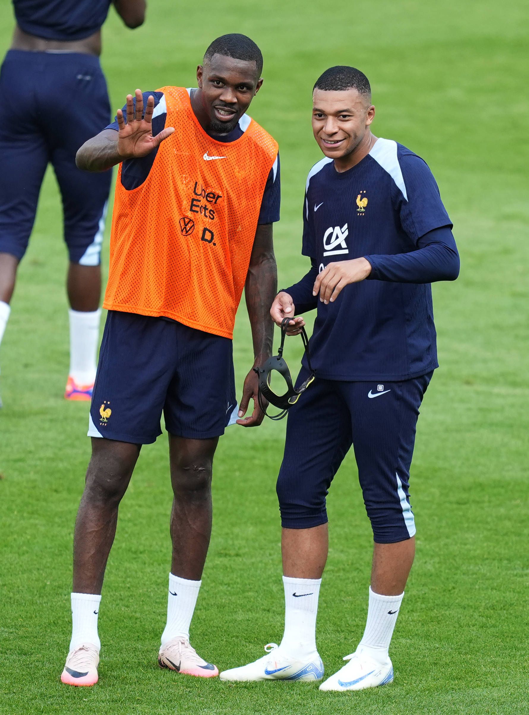 Marcus Thuram und Kylian Mbappe.