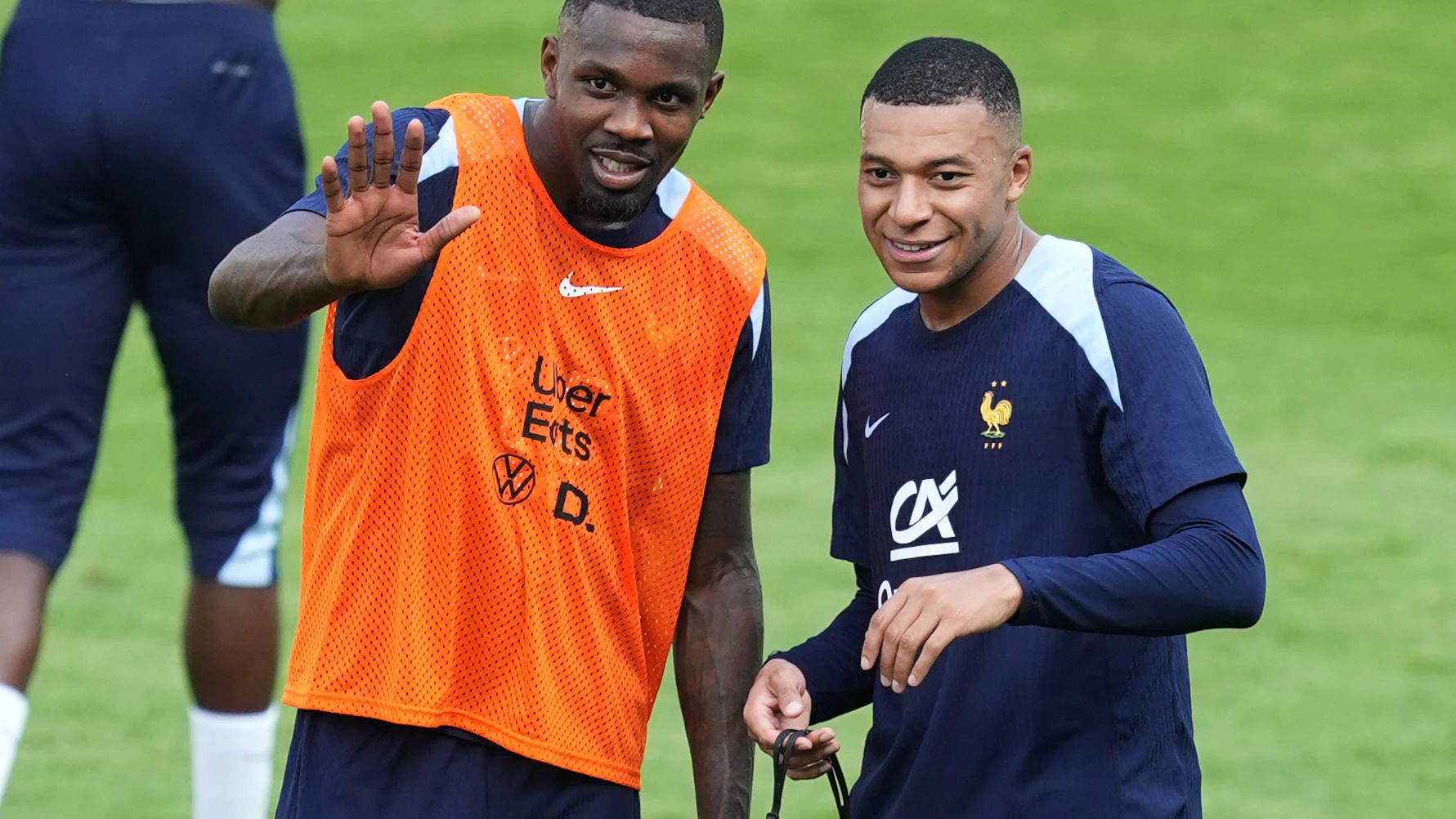 Marcus Thuram und Kylian Mbappe.