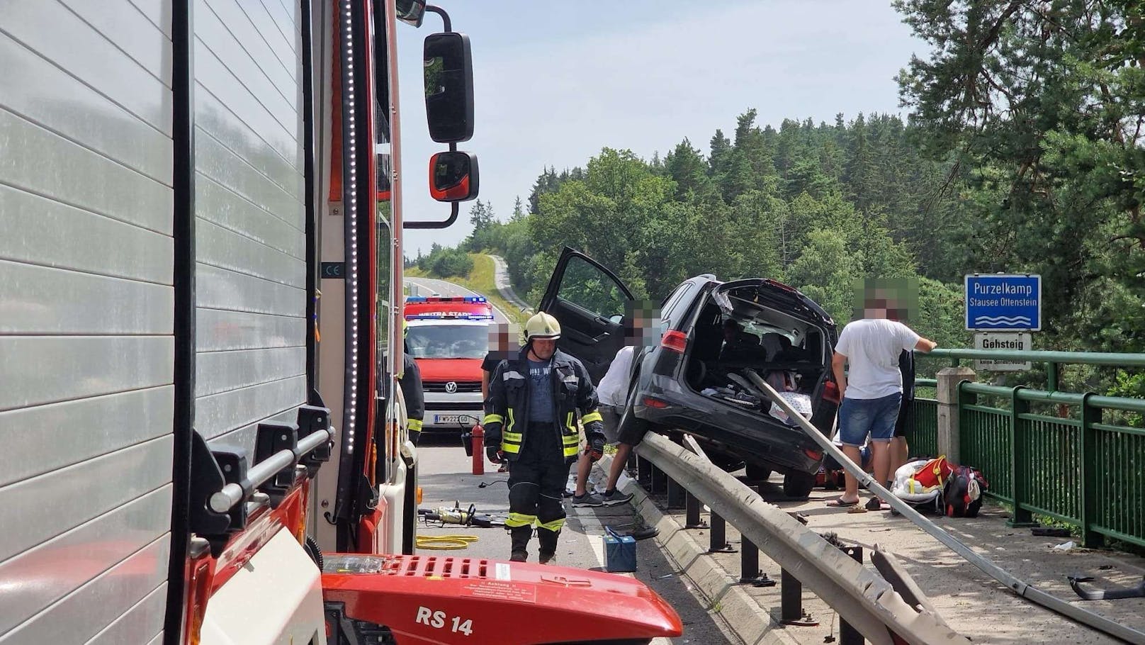 Crash in NÖ: Leitschiene bohrte sich durch Pkw