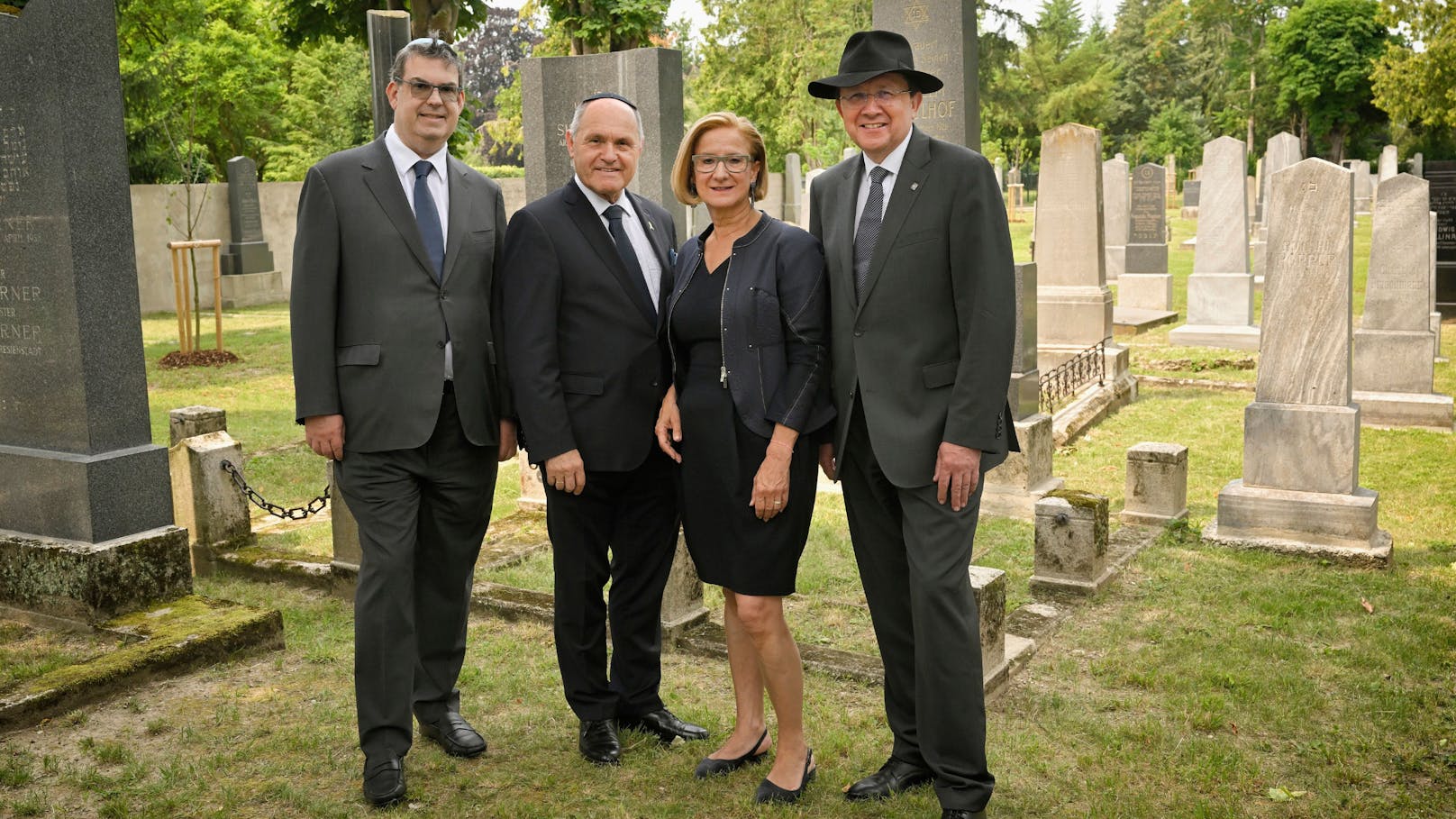 Präsident der Israelitischen Kultusgemeinde Oskar Deutsch, Nationalratspräsident Wolfgang Sobotka (ÖVP), Landeshauptfrau Johanna Mikl-Leitner (ÖVP), Bürgermeister Matthias Stadler (SPÖ)