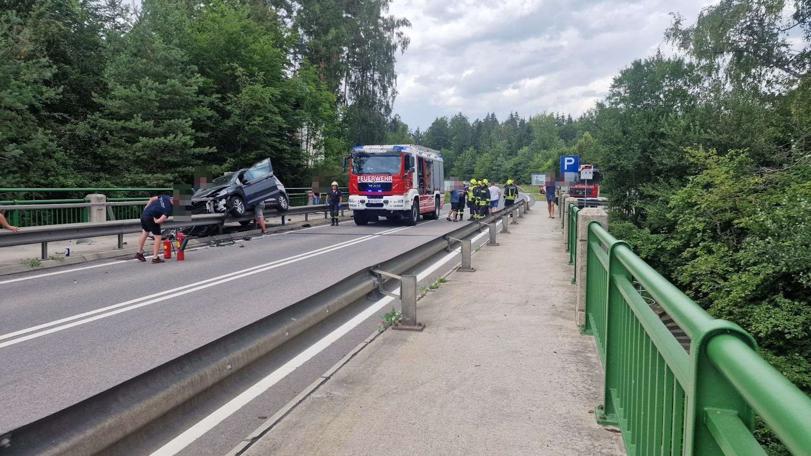 Crash in NÖ: Leitschiene bohrte sich durch Pkw