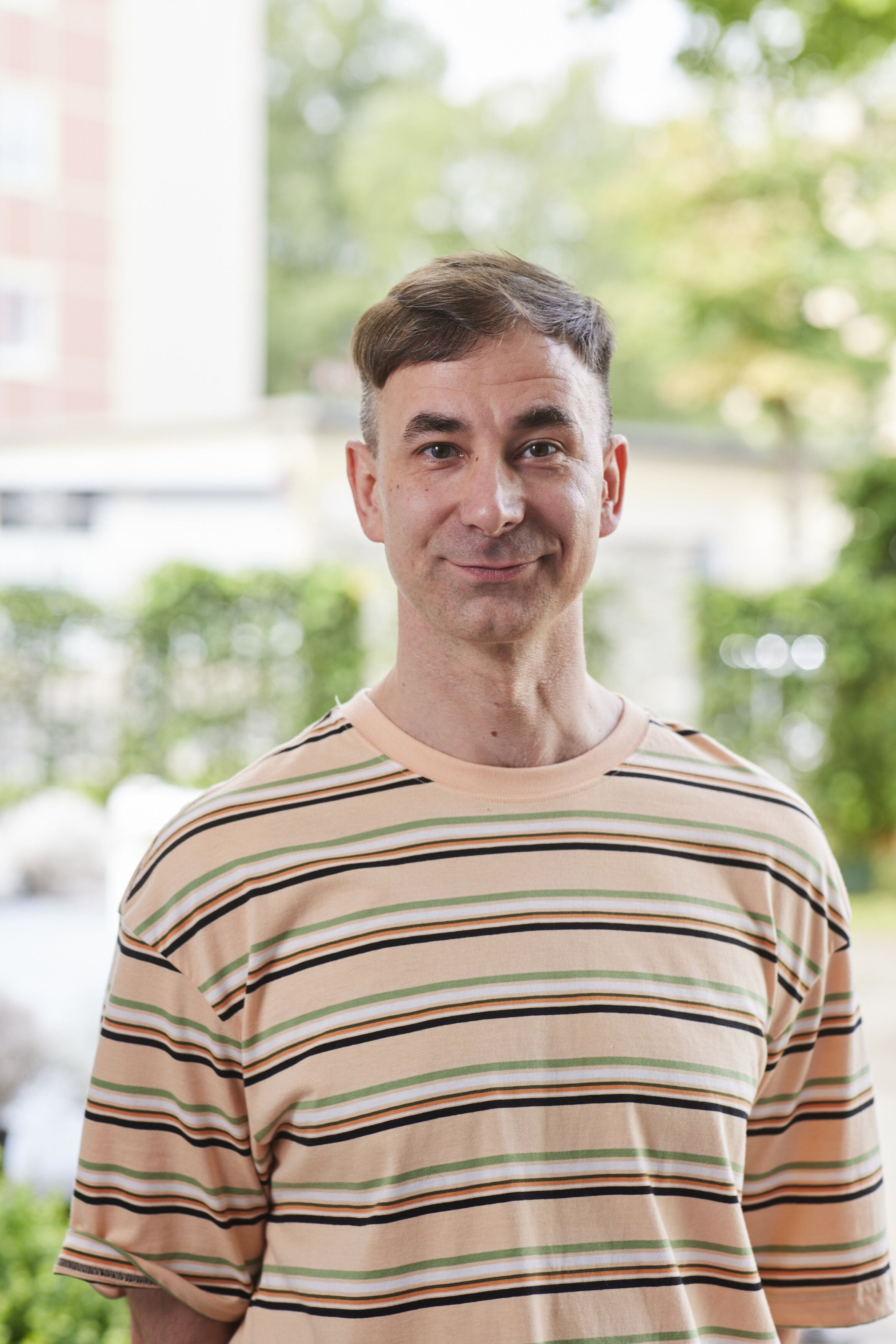 Tijan Sila ist ein deutscher Schriftsteller und Lehrer.