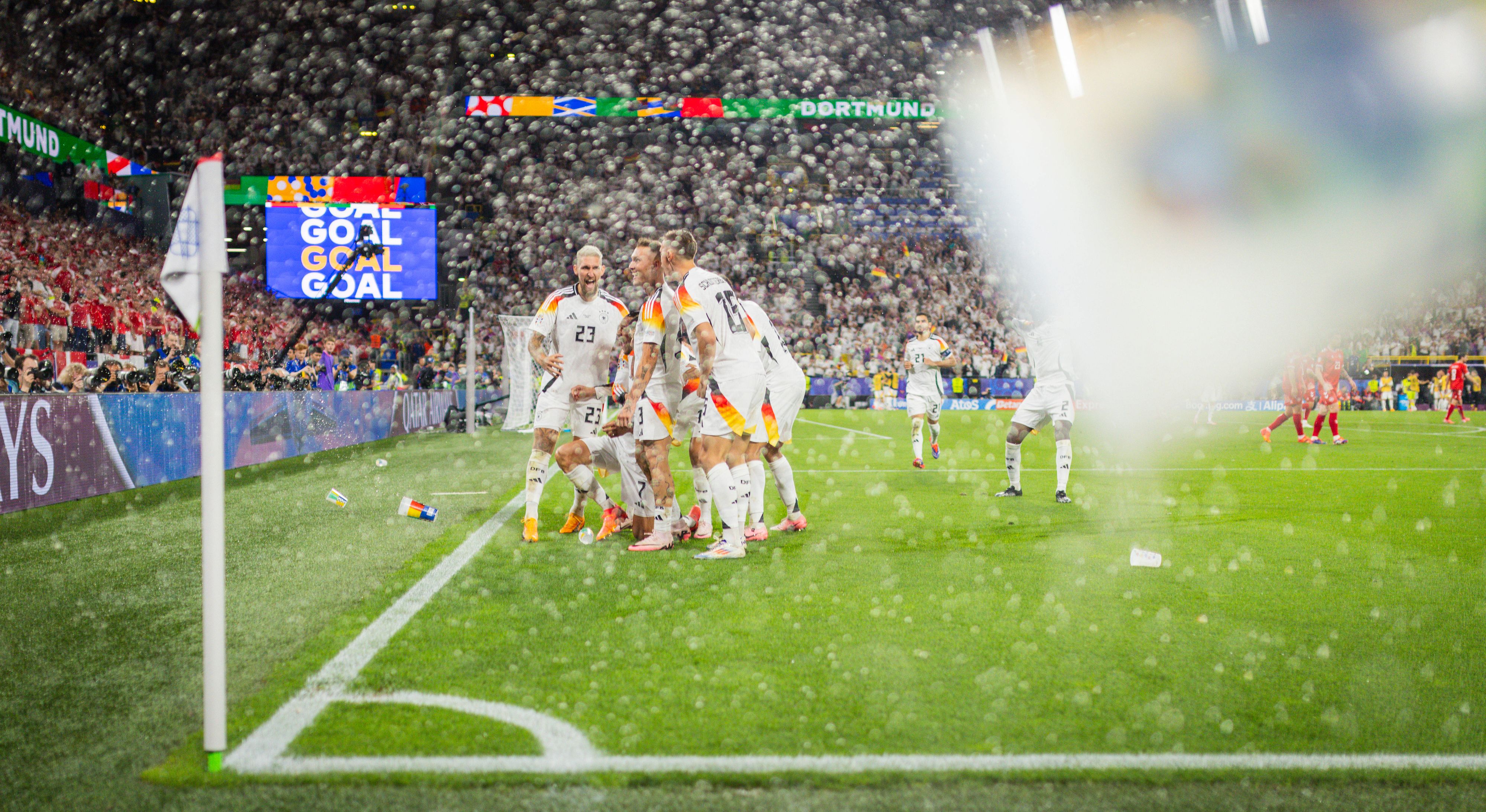 Geldregen nach der Bierdusche: Deutschlands Fußball-Stars erhalten saftige Prämien.