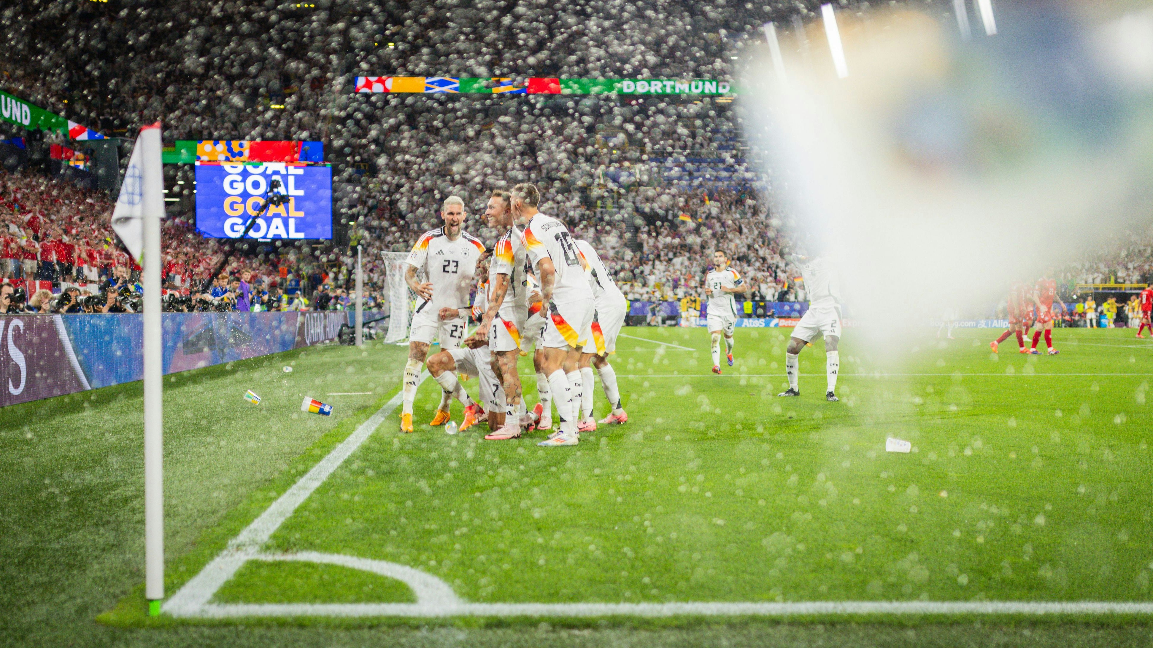 Geldregen nach der Bierdusche: Deutschlands Fußball-Stars erhalten saftige Prämien.
