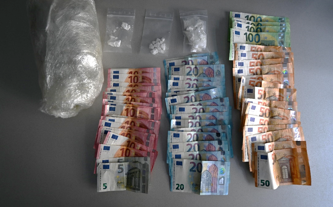 Auch eine größere Menge Bargeld wurde den Verdächtigen abgenommen. 
