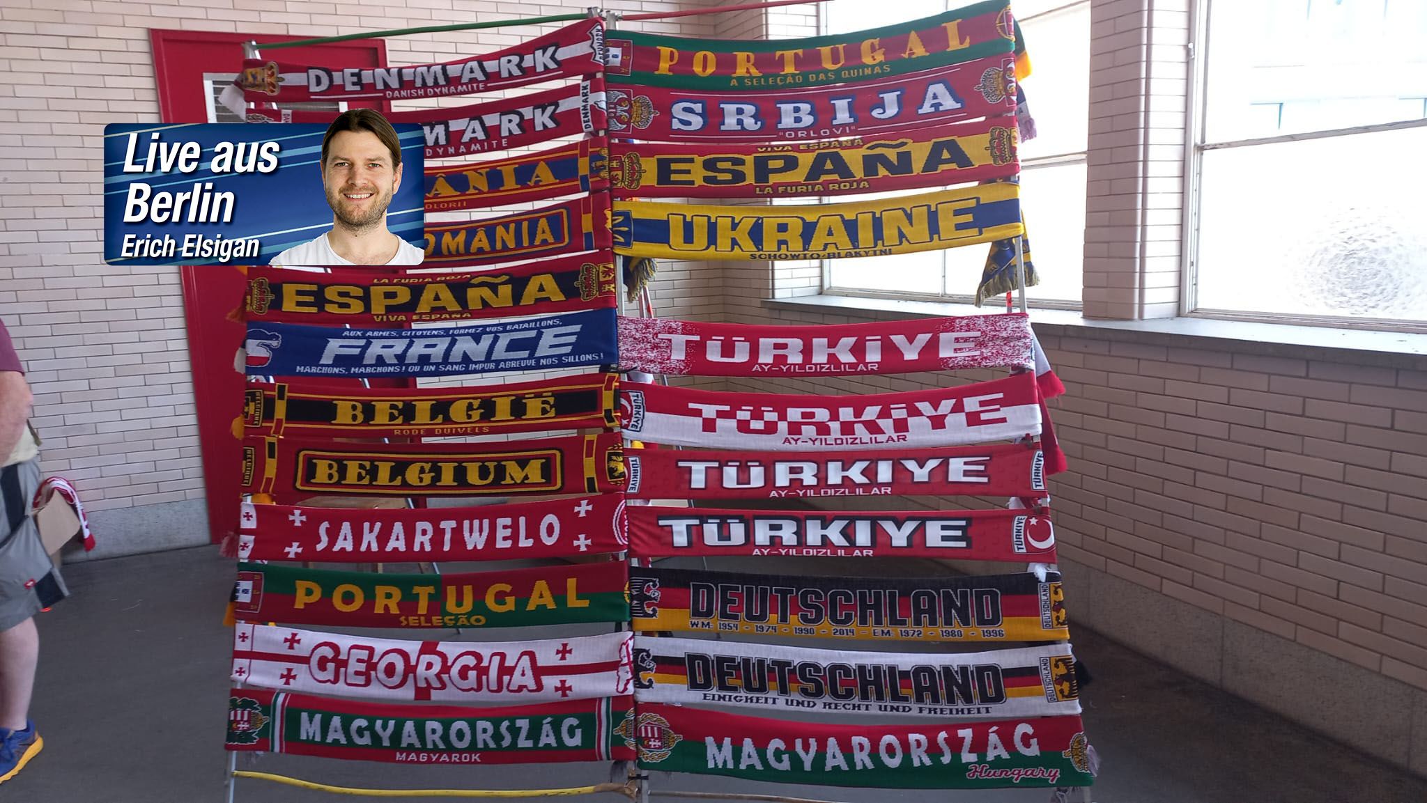 Der Österreich-Schal ist in Berlin ausverkauft.