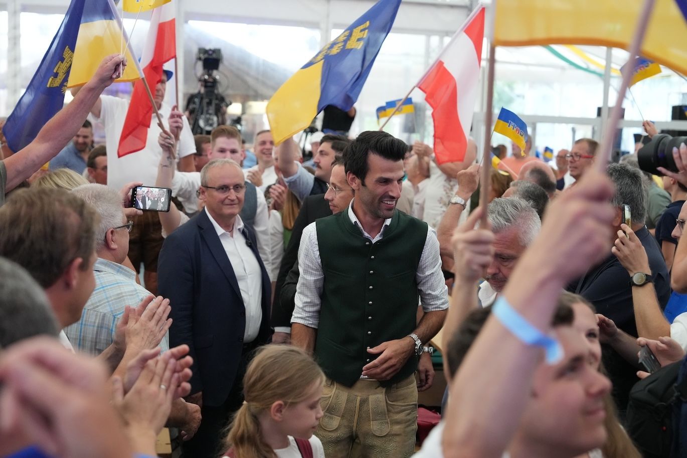 Udo Landbauer genoss sein Bad in der Menge.