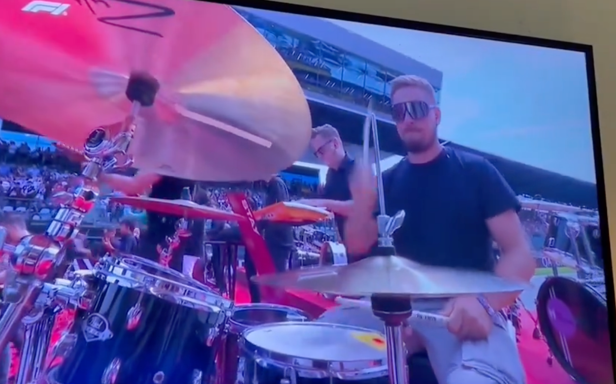 Max Franz mit Sonnenbrille am Schlagzeug.