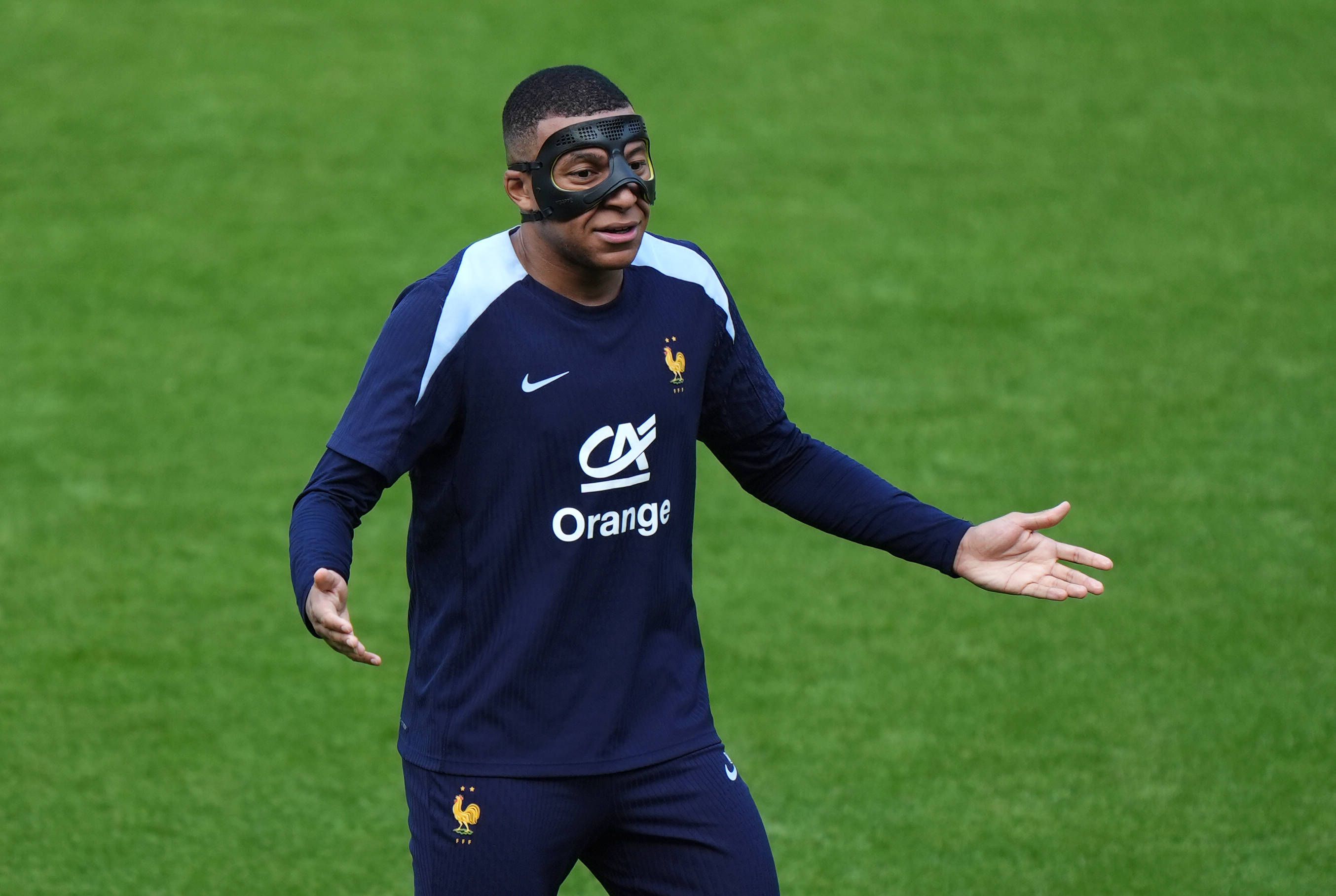 Superstar Kylian Mbappe stört seine Maske.