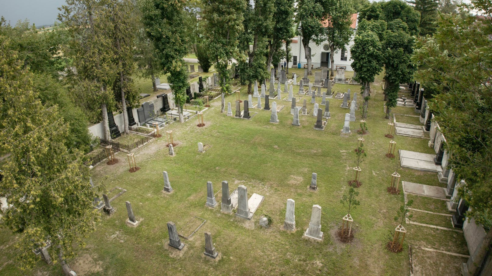 Drohnenflug über den sanierten neuen Jüdischen Friedhof in St. Pölten