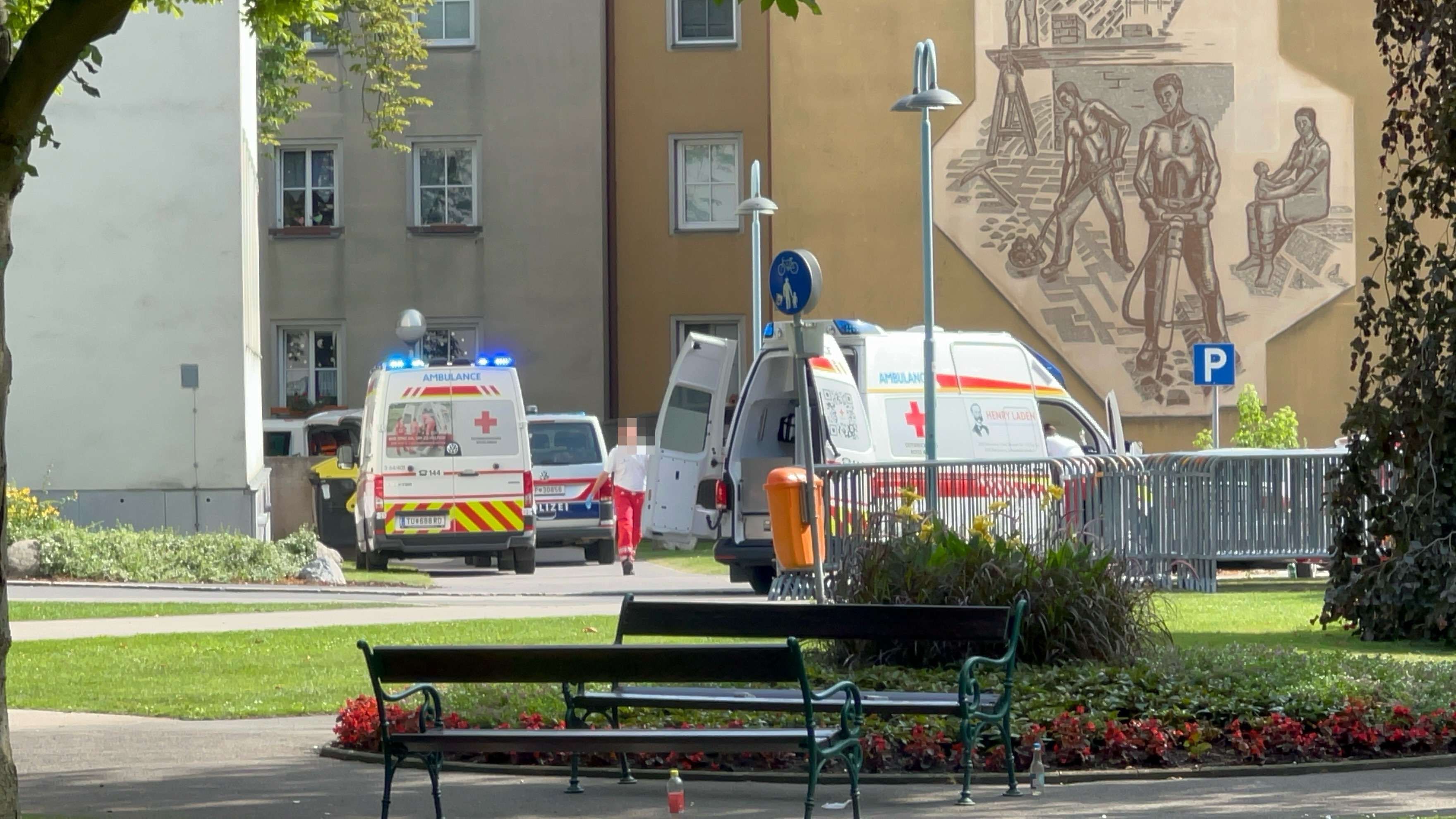 Polizei- und Rettungskräfte am Samstag in Schwechat; der Bub (1) starb nach dem Fenstersturz.