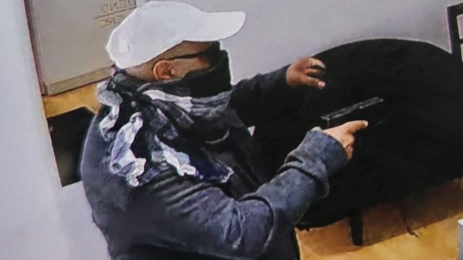 Der mutmaßliche Juwelierräuber wurde von der Überwachungskamera gefilmt. Die Polizei bittet um Hinweise an 01/31 310-33 800.