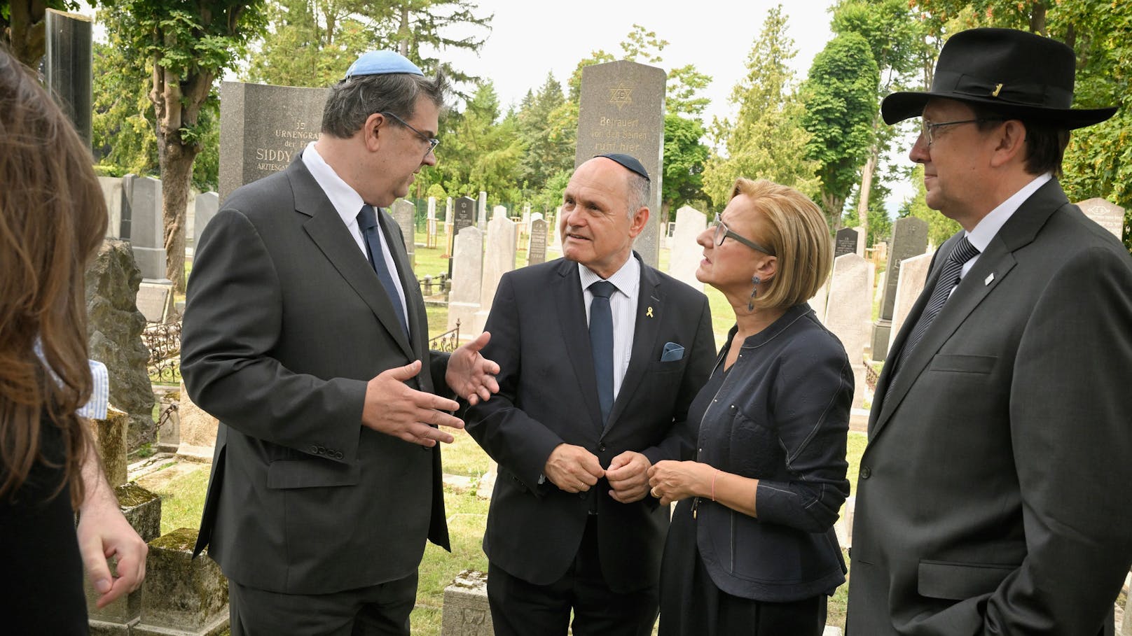 Präsident der Israelitischen Kultusgemeinde Oskar Deutsch im Gespräch mit Nationalratspräsident Wolfgang Sobotka, Landeshauptfrau Johanna Mikl-Leitner und Bürgermeister Matthias Stadler.