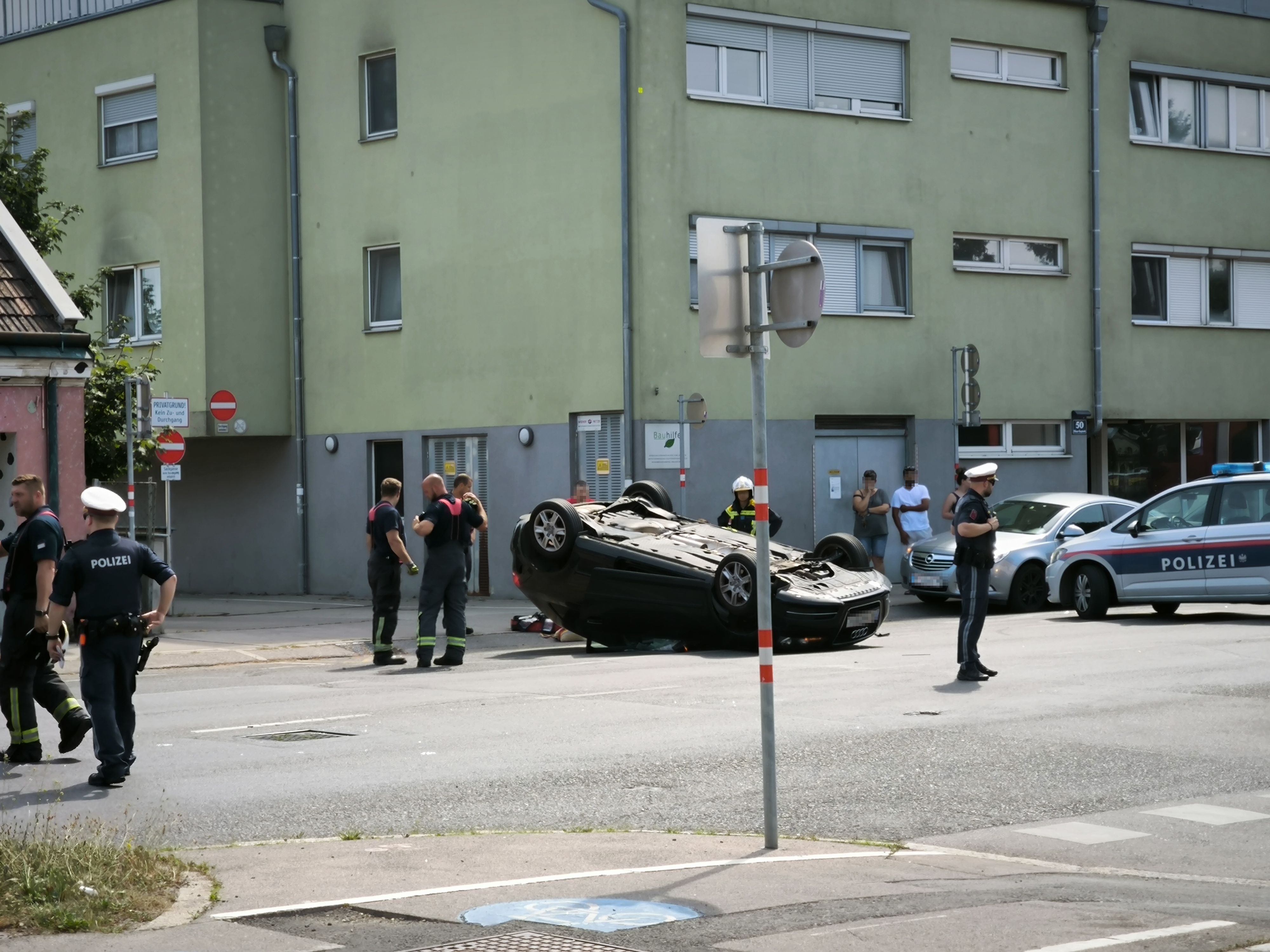 Mehrere Autos Involviert – Schwerer Crash In Wien – Audi Landet Auf Dem ...