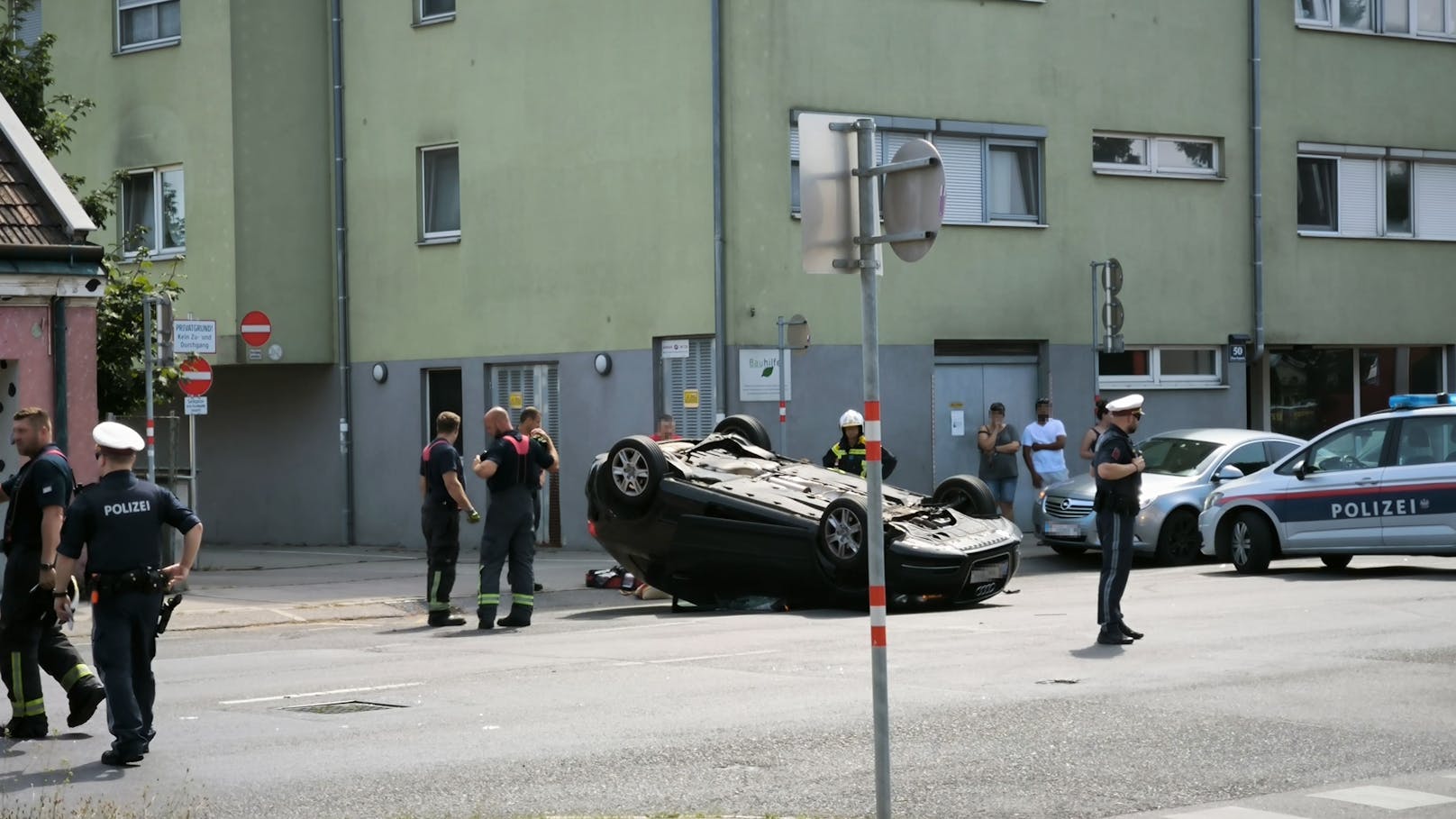Schwerer Crash in Wien – Audi landet auf dem Dach