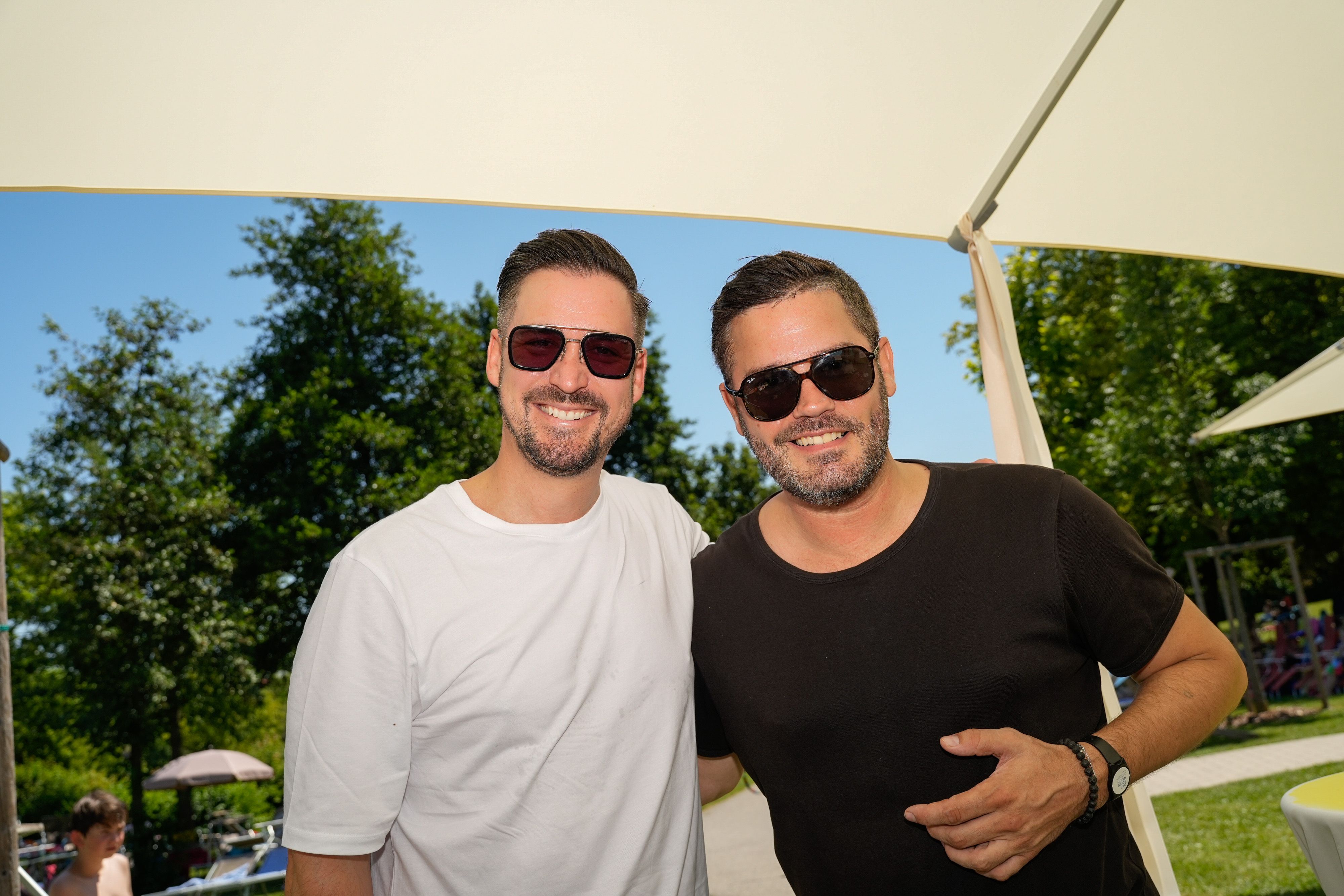 Geburtstagskind Andreas Moravec mit Markus von der Band 